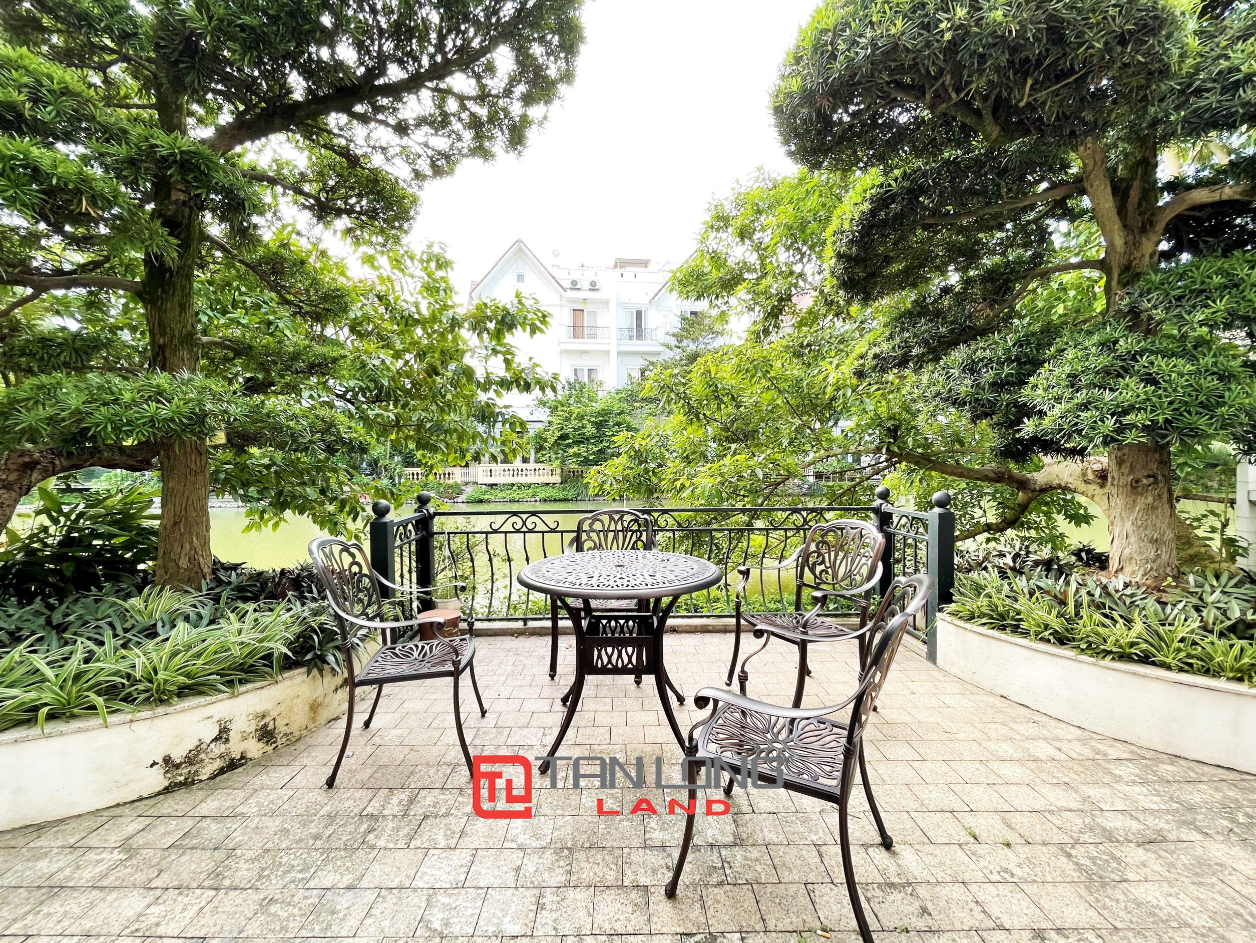 Cho thuê Biệt thự Song lập 4 phòng ngủ, full nội thất tại Vinhomes Riverside Long Biên 17