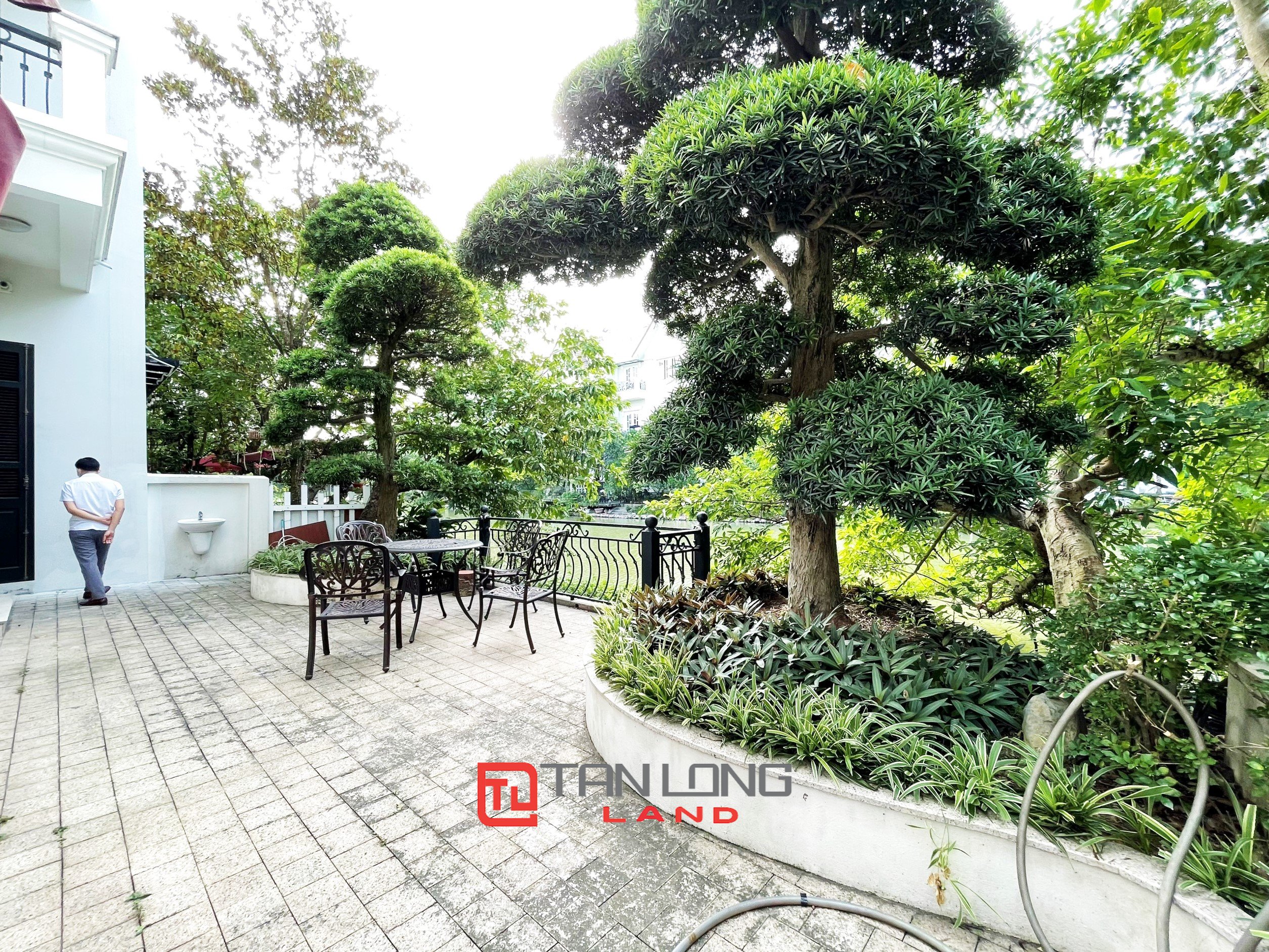 Cho thuê Biệt thự Song lập 4 phòng ngủ, full nội thất tại Vinhomes Riverside Long Biên 18