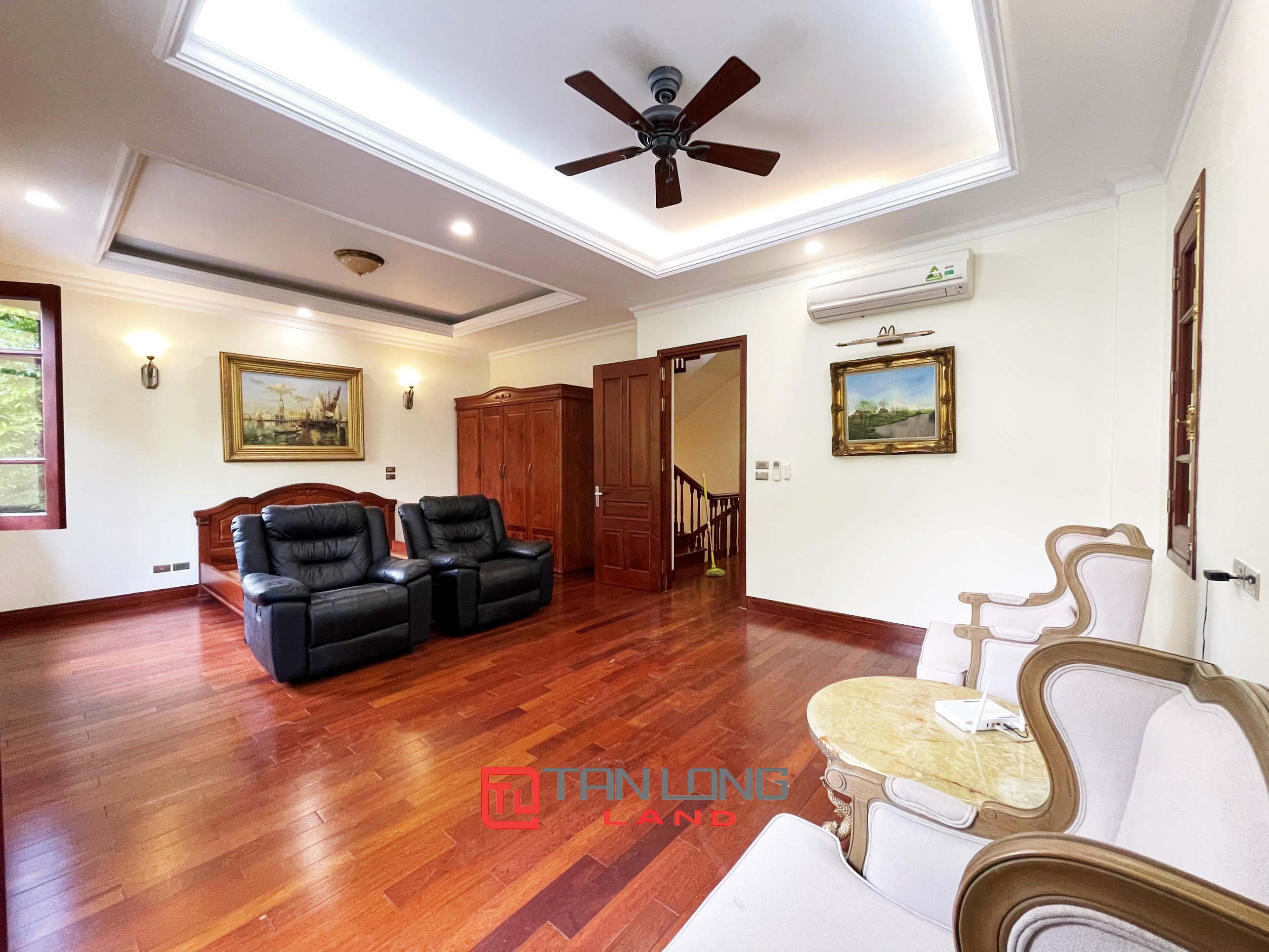 Cho thuê Biệt thự Song lập 4 phòng ngủ, full nội thất tại Vinhomes Riverside Long Biên 6
