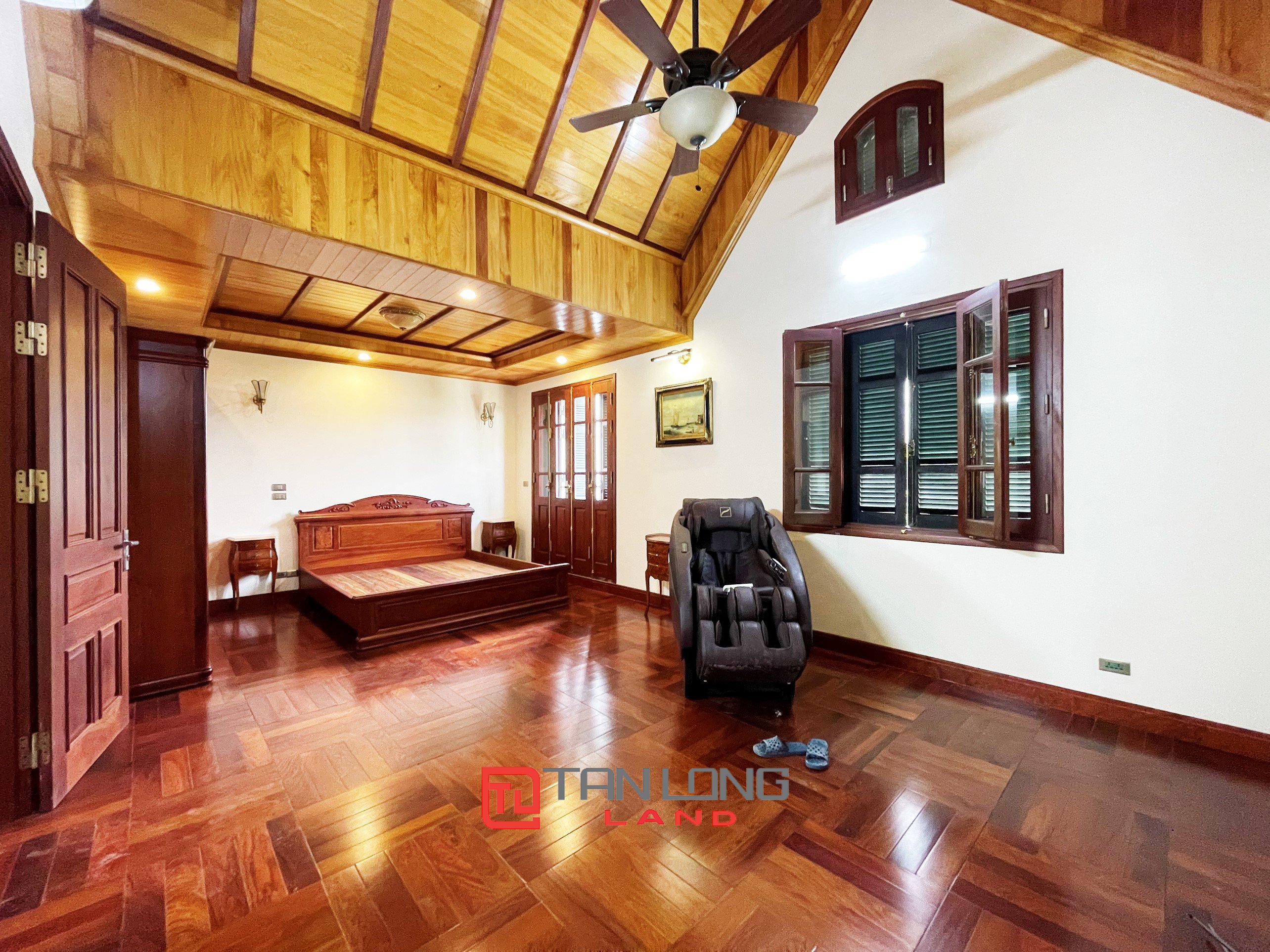 Cho thuê Biệt thự Song lập 4 phòng ngủ, full nội thất tại Vinhomes Riverside Long Biên 8