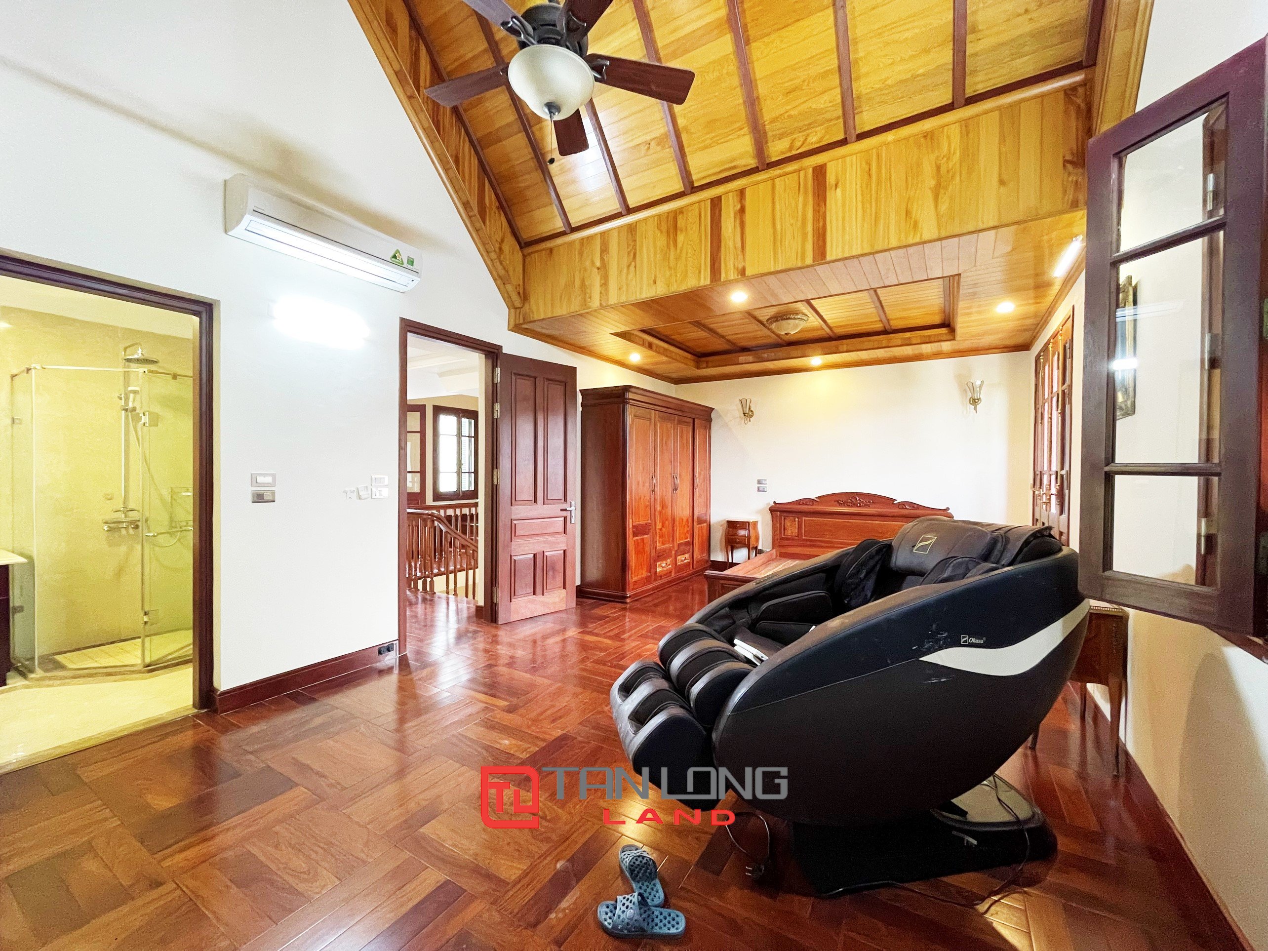 Cho thuê Biệt thự Song lập 4 phòng ngủ, full nội thất tại Vinhomes Riverside Long Biên 9