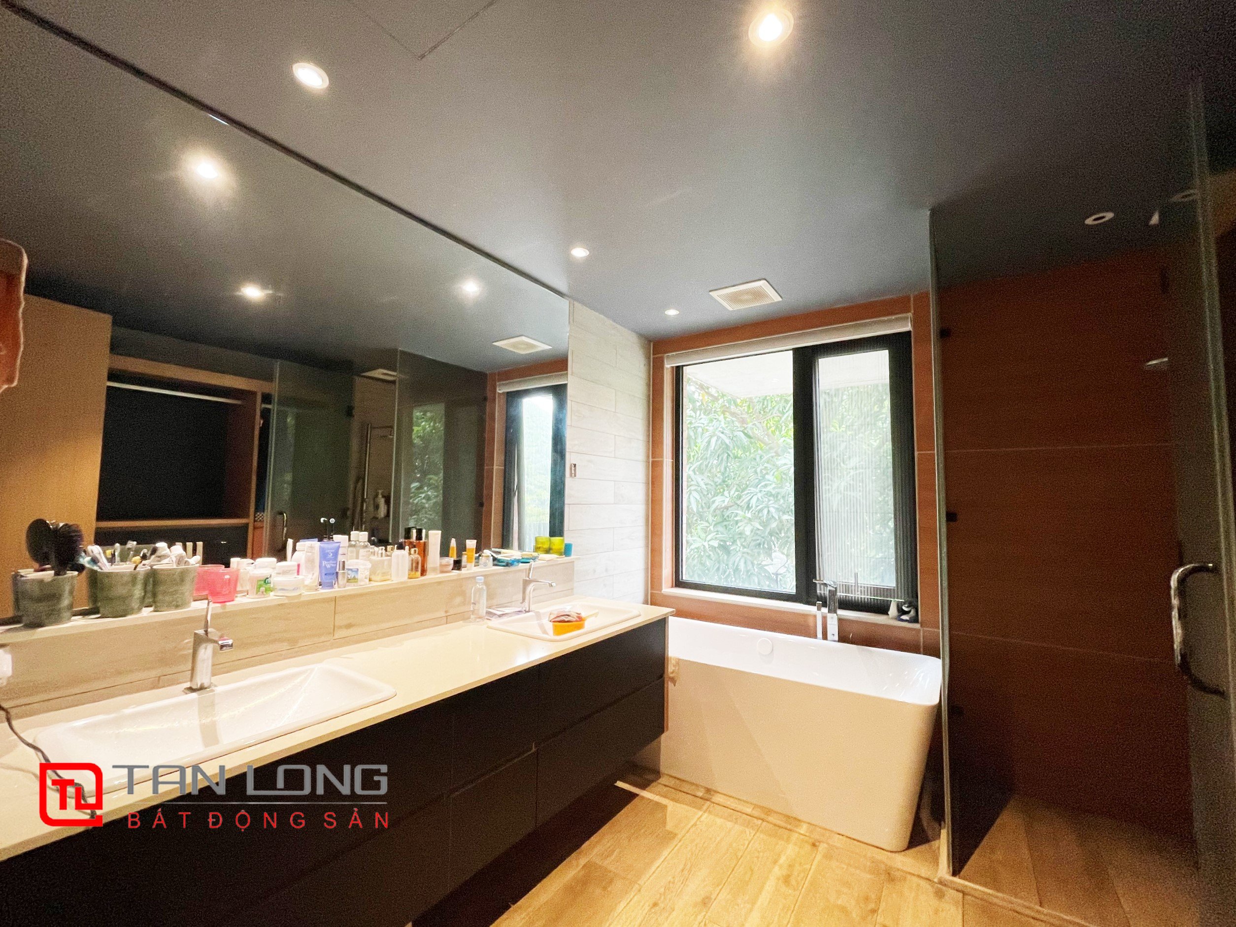 Cho thuê Biệt thự Song lập 4 phòng ngủ gần TTTM Vincom tại Vinhomes Riverside 11