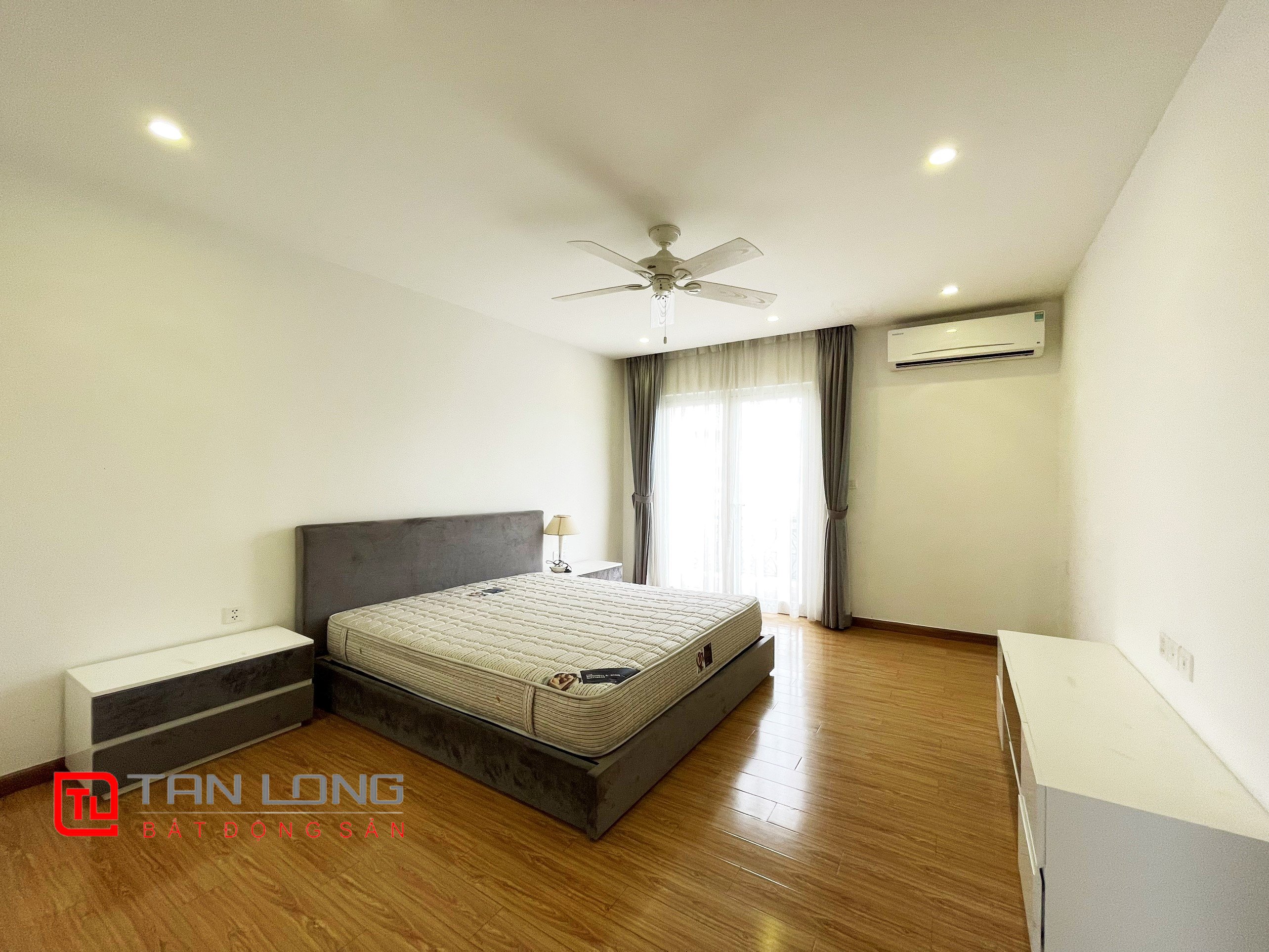Cho thuê biệt thự song lập có sân vườn tại Vinhomes Riverside 12