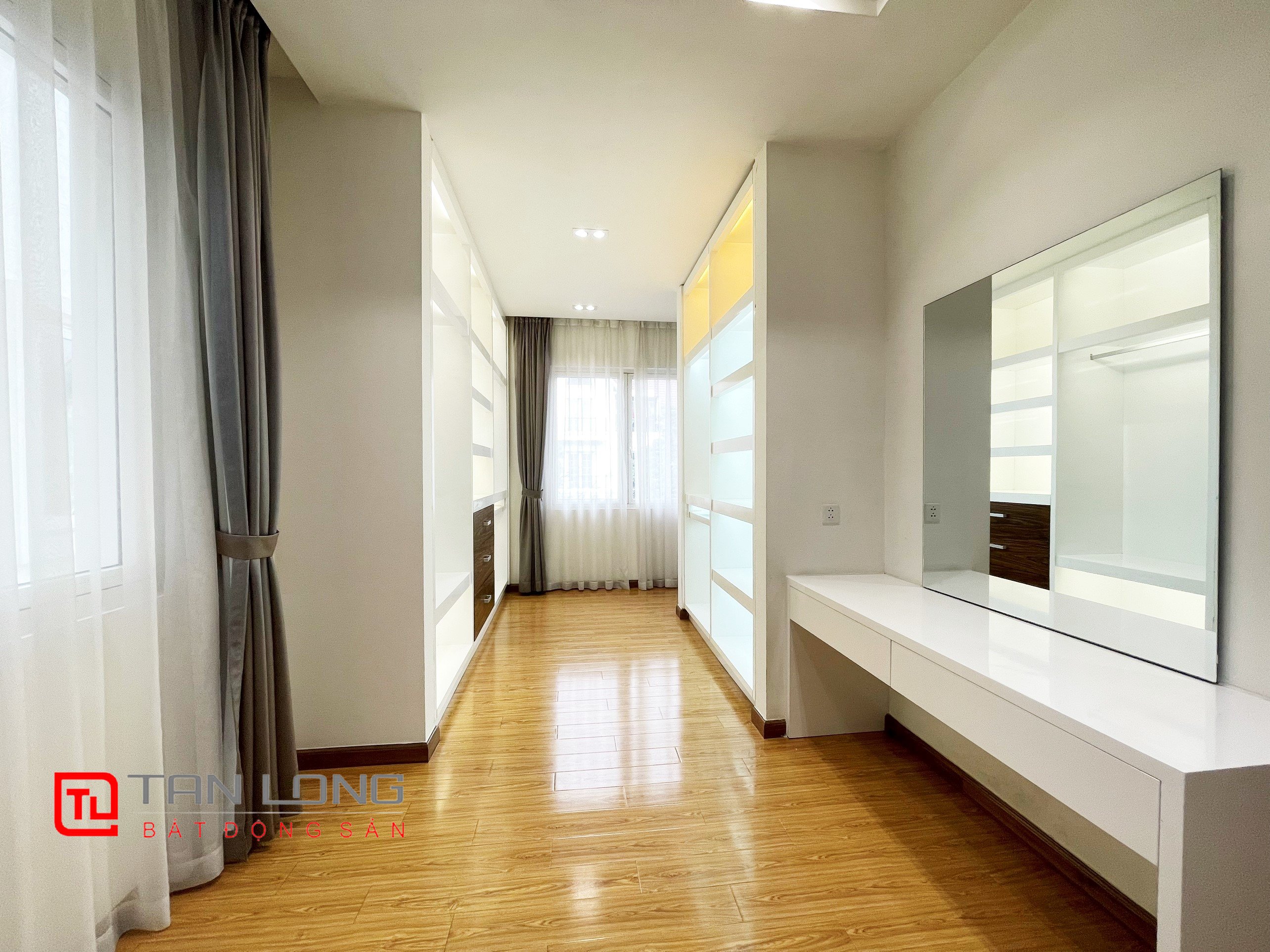 Cho thuê biệt thự song lập có sân vườn tại Vinhomes Riverside 13