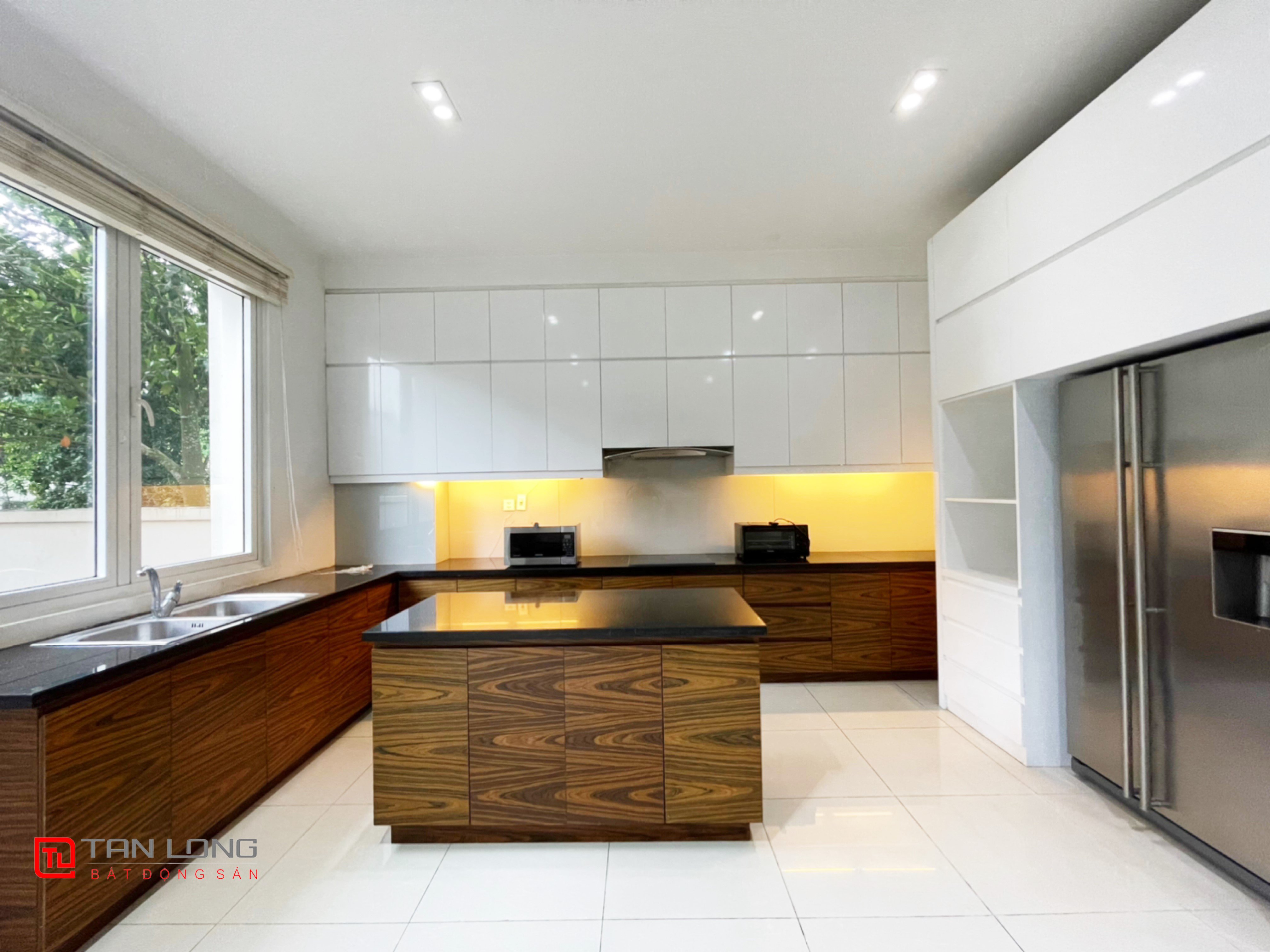 Cho thuê biệt thự song lập có sân vườn tại Vinhomes Riverside 6