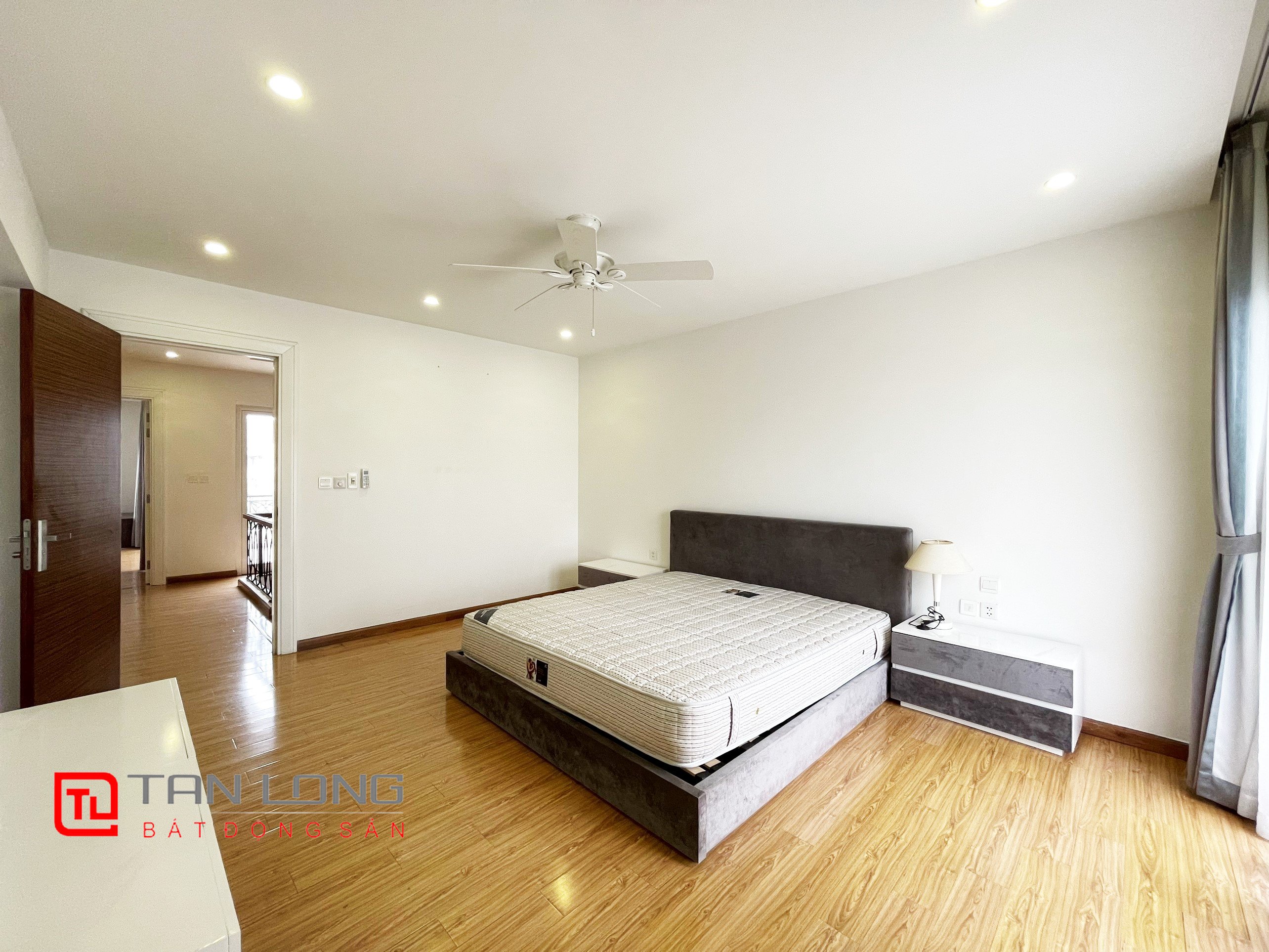 Cho thuê biệt thự song lập có sân vườn tại Vinhomes Riverside 8