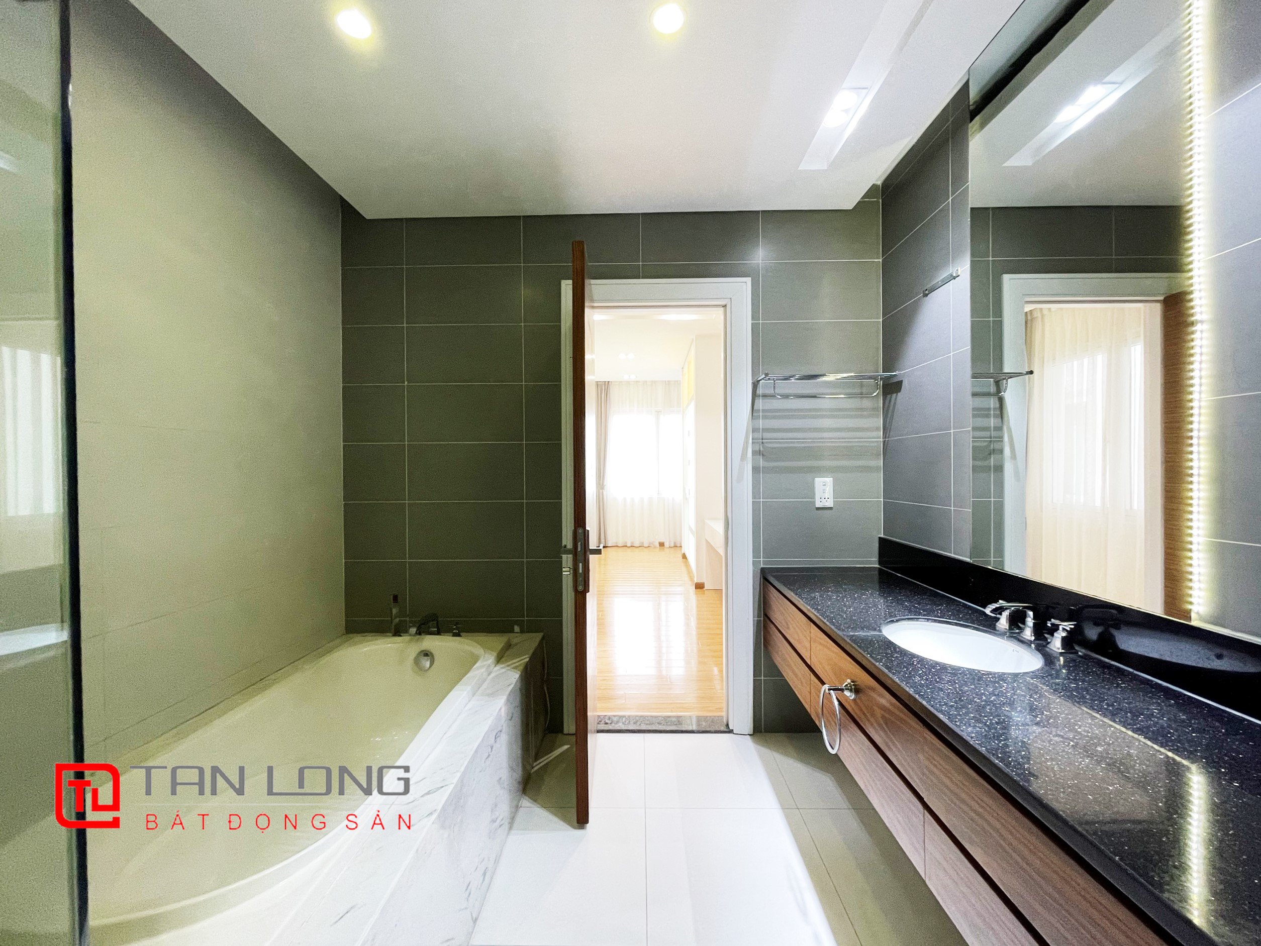 Cho thuê biệt thự song lập có sân vườn tại Vinhomes Riverside 17