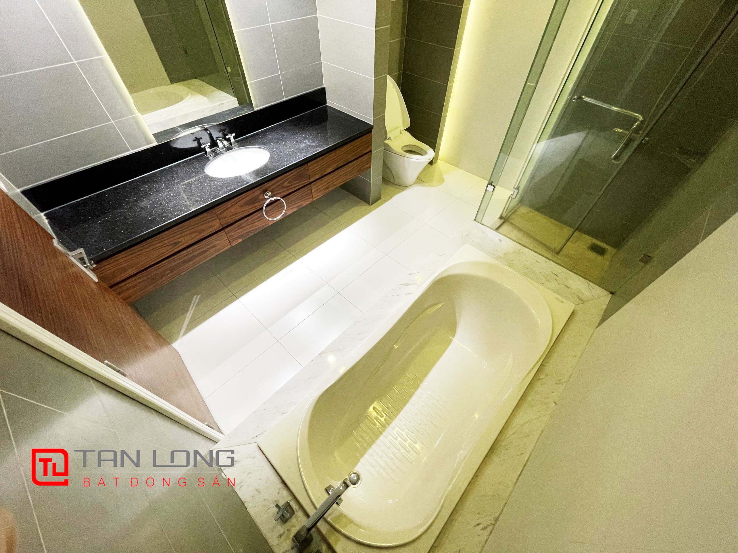 Cho thuê biệt thự song lập có sân vườn tại Vinhomes Riverside 18