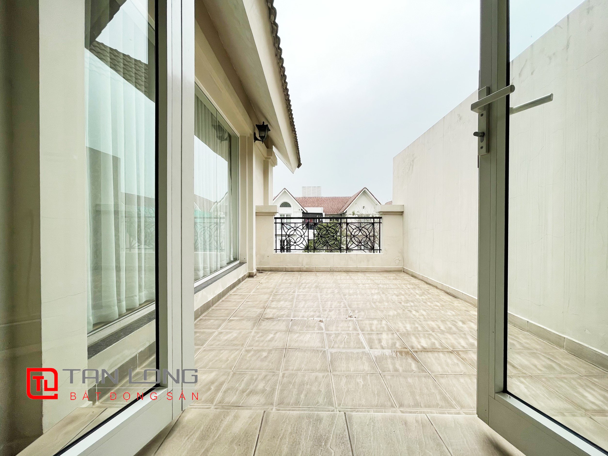 Cho thuê biệt thự song lập có sân vườn tại Vinhomes Riverside 19
