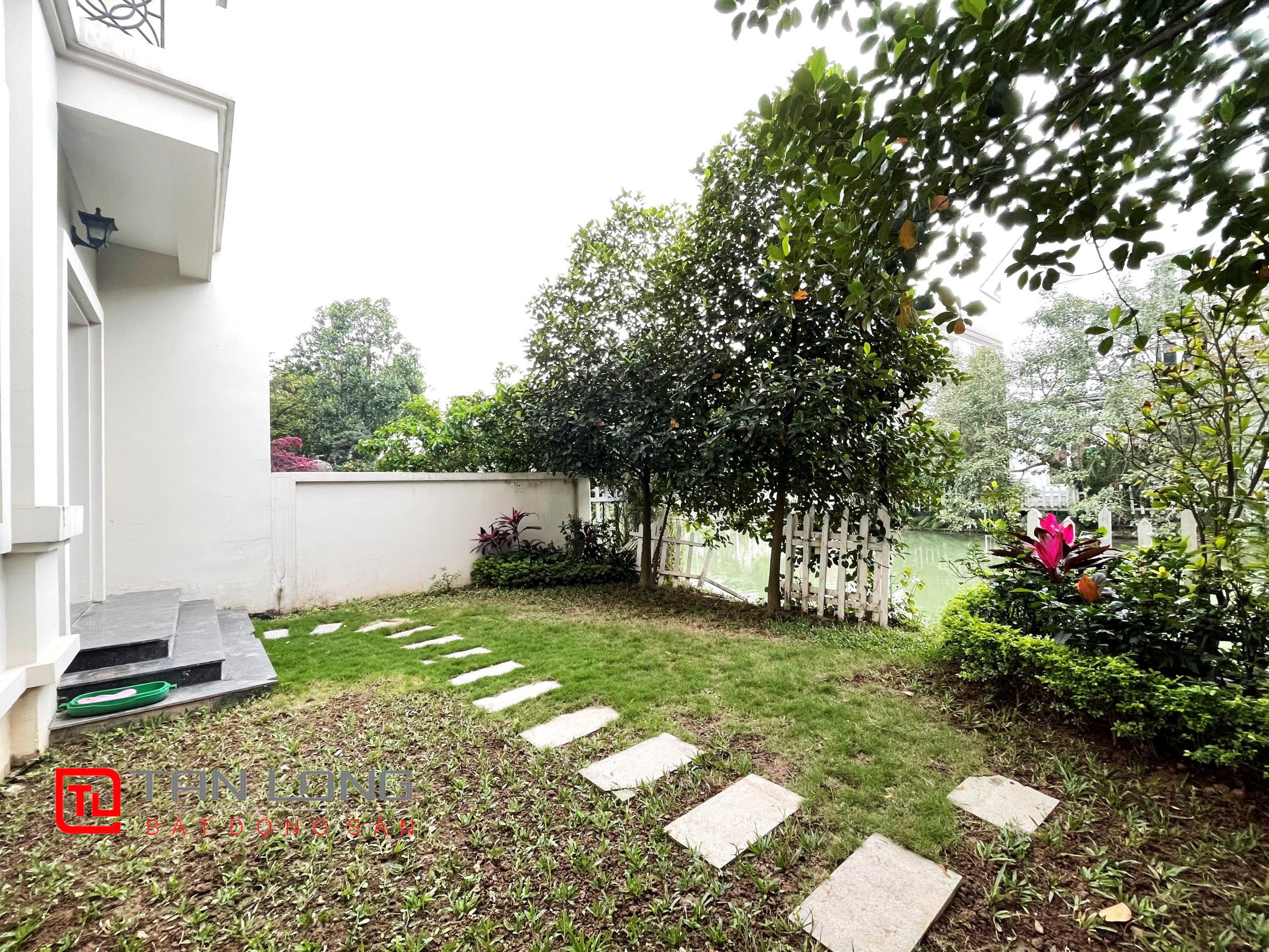 Cho thuê biệt thự song lập có sân vườn tại Vinhomes Riverside 20