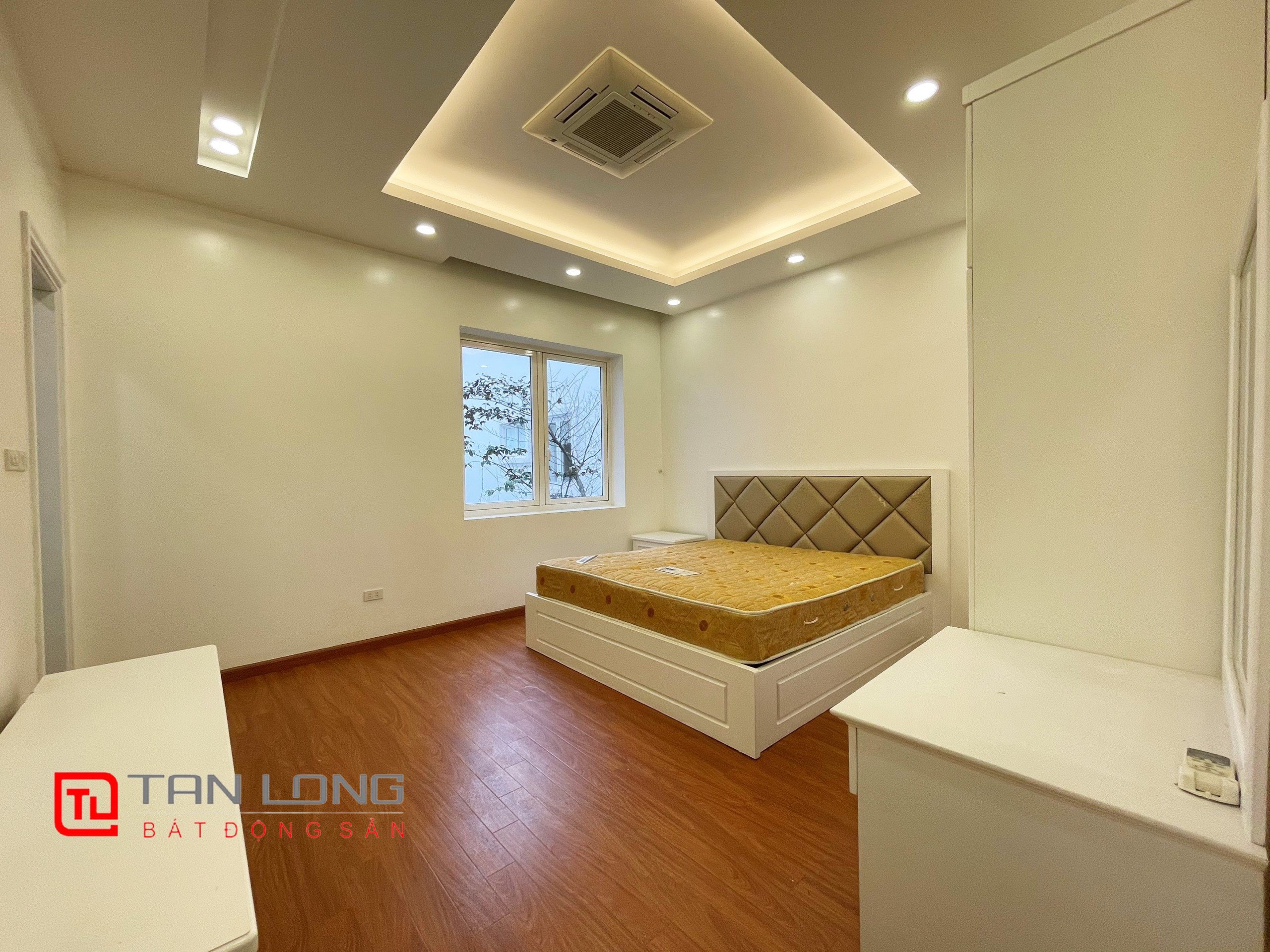 Cho thuê Biệt thự Song lập đầy đủ nội thất tại Vinhomes Riverside 11