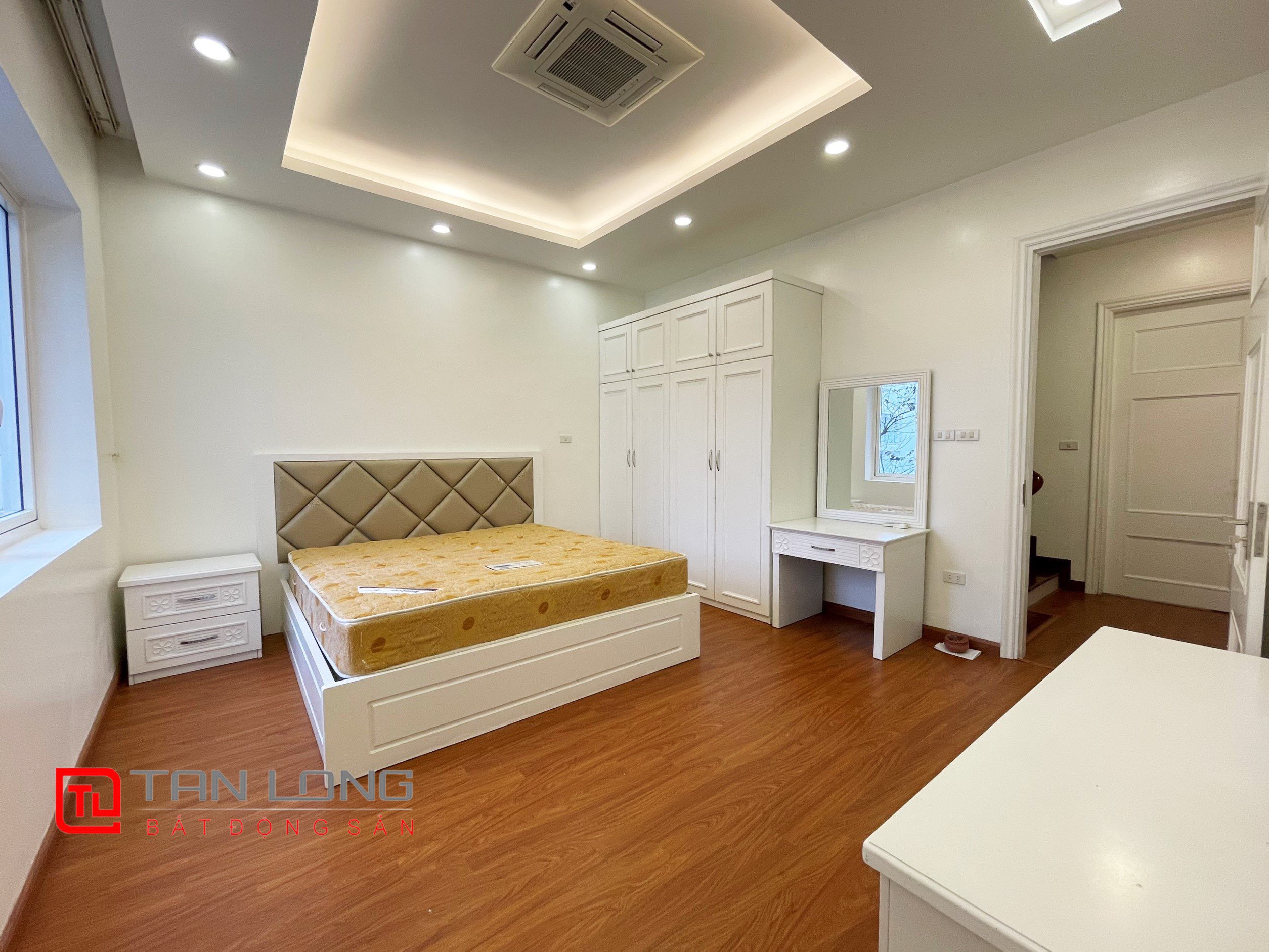 Cho thuê Biệt thự Song lập đầy đủ nội thất tại Vinhomes Riverside 13