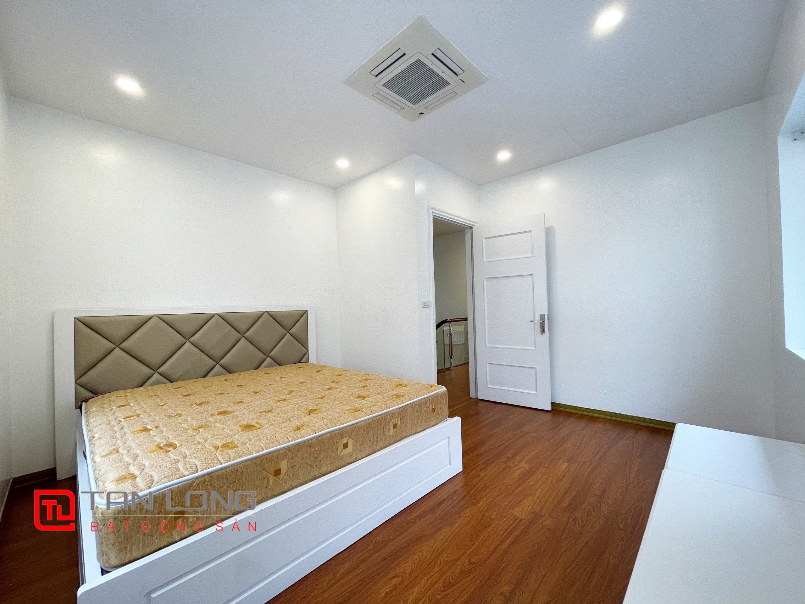 Cho thuê Biệt thự Song lập đầy đủ nội thất tại Vinhomes Riverside 15
