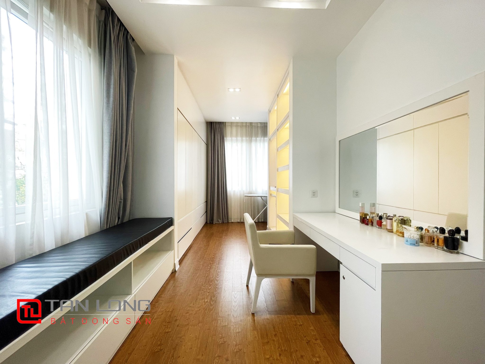 Cho thuê Biệt thự Song lập đủ đồ gần TTTM Vincom tại Vinhomes Riverside 11