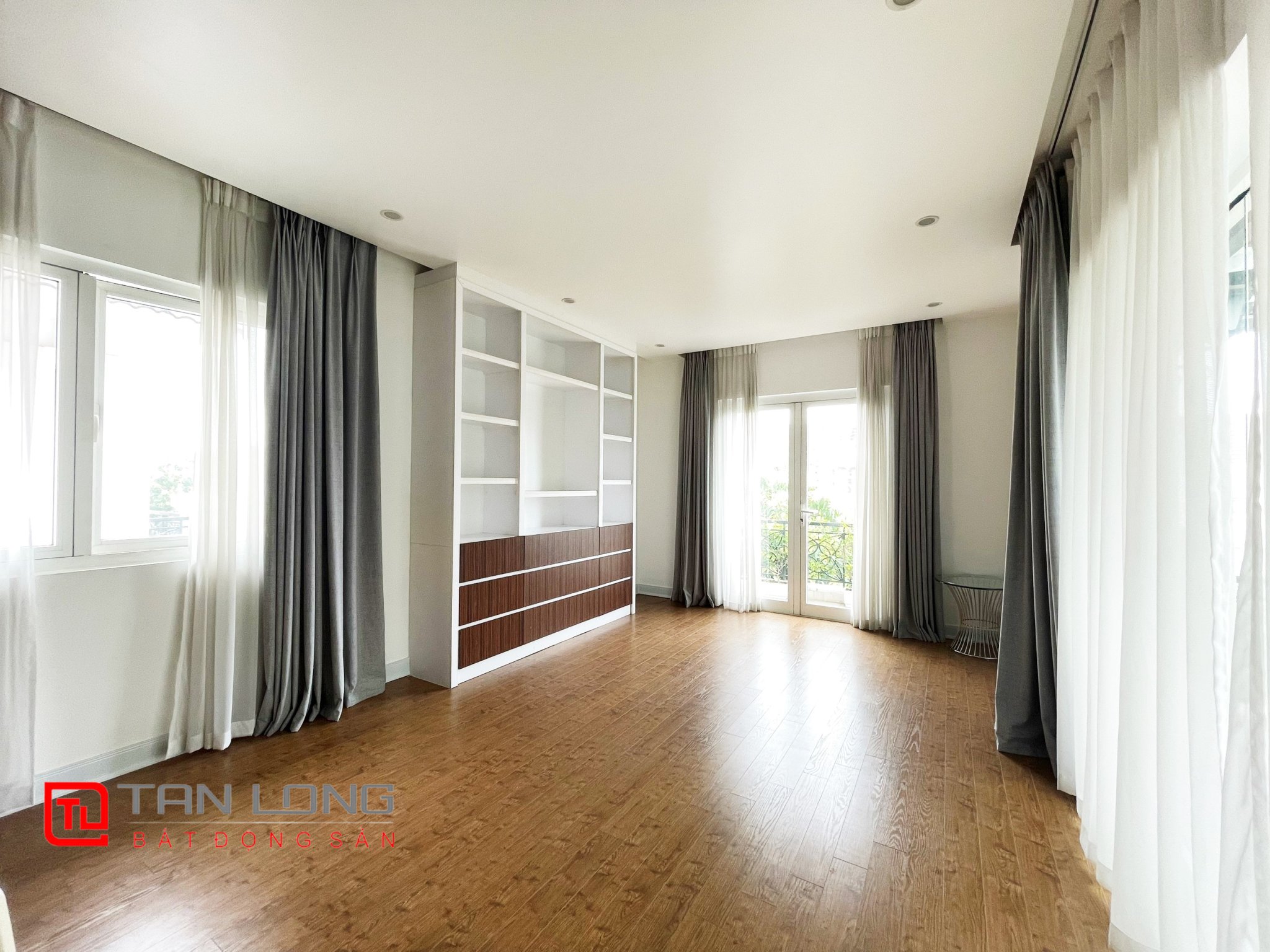 Cho thuê Biệt thự Song lập đủ đồ gần TTTM Vincom tại Vinhomes Riverside 18