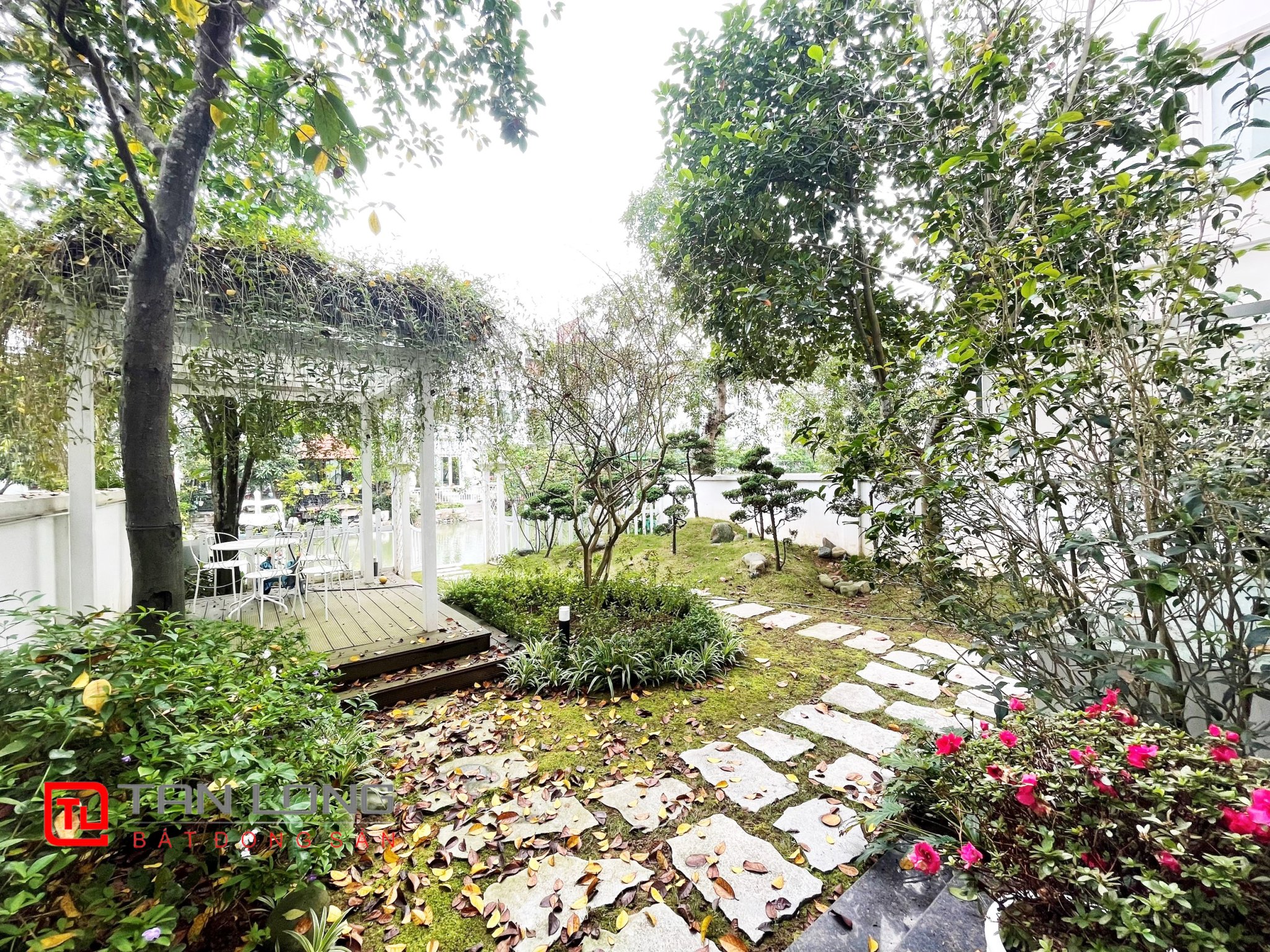 Cho thuê Biệt thự Song lập đủ đồ gần TTTM Vincom tại Vinhomes Riverside 20