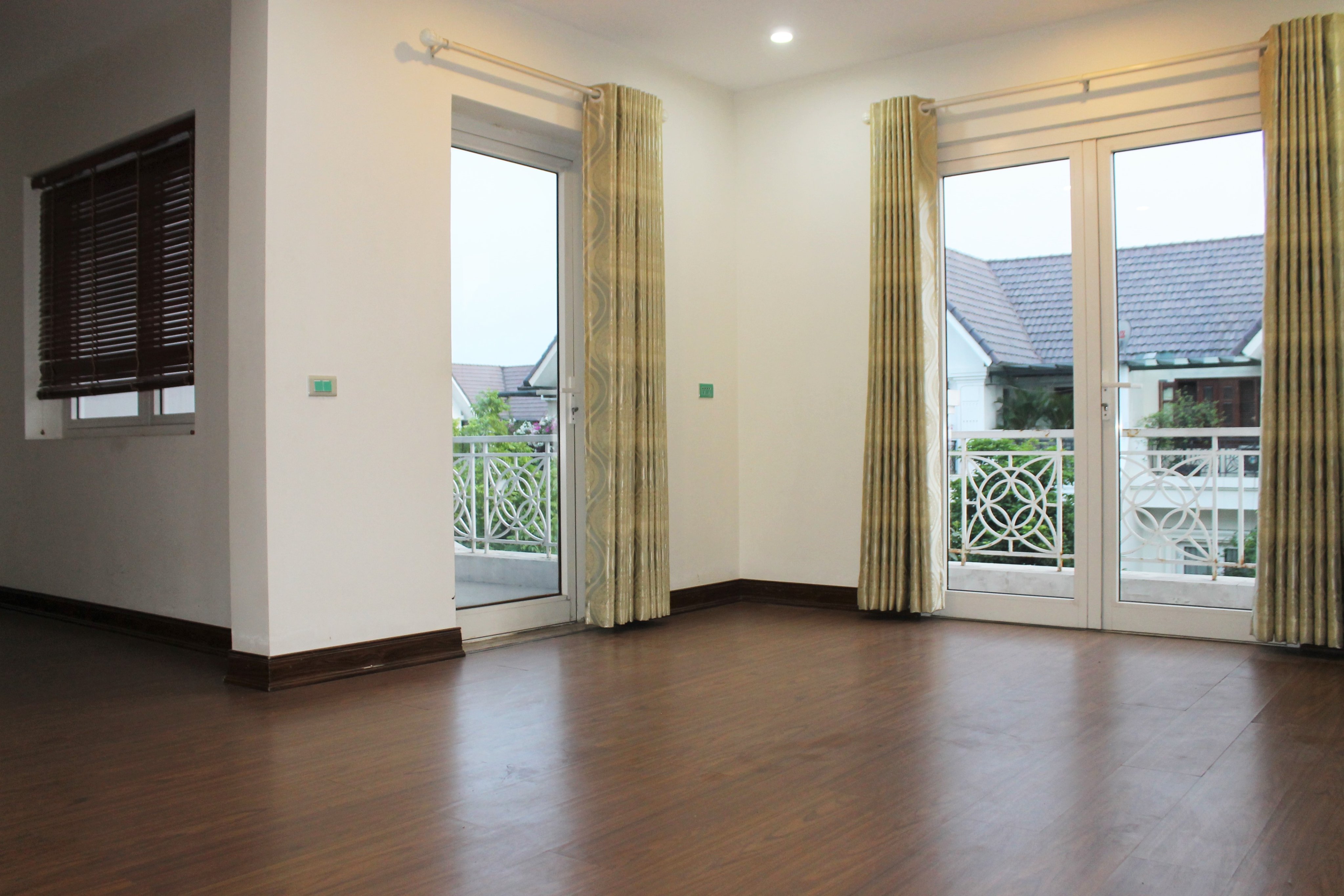 Cho thuê Biệt Thự Song Lập Đường Anh Đào tại KĐT Vinhomes Riverside 10