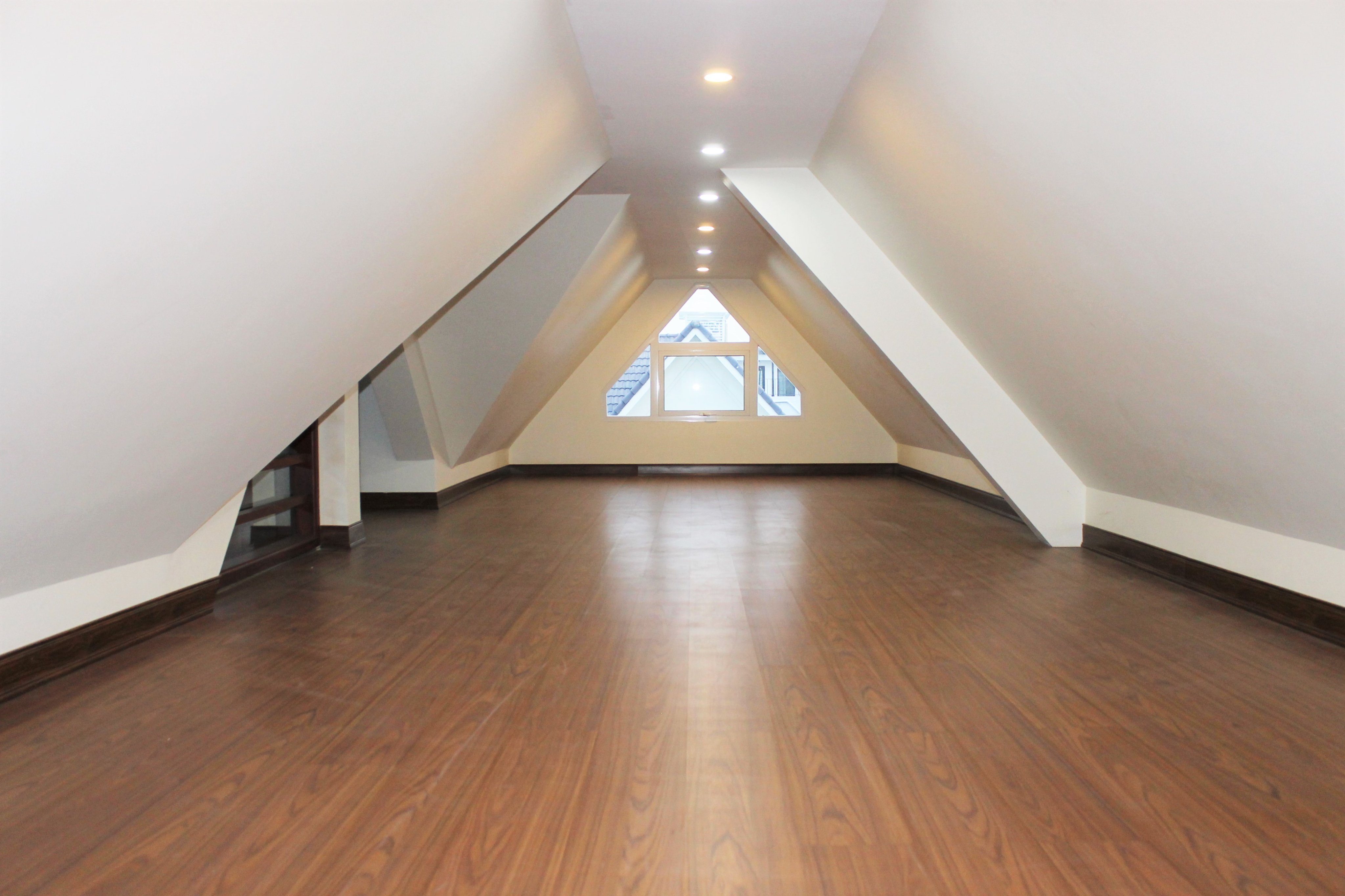 Cho thuê Biệt Thự Song Lập Đường Anh Đào tại KĐT Vinhomes Riverside 9