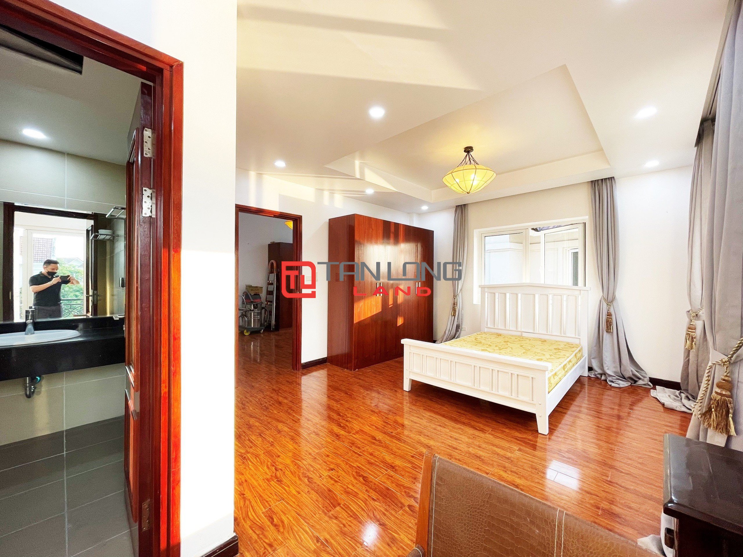 Cho thuê Biệt thự Song lập full nội thất 4 phòng ngủ tại Vinhomes Riverside 10