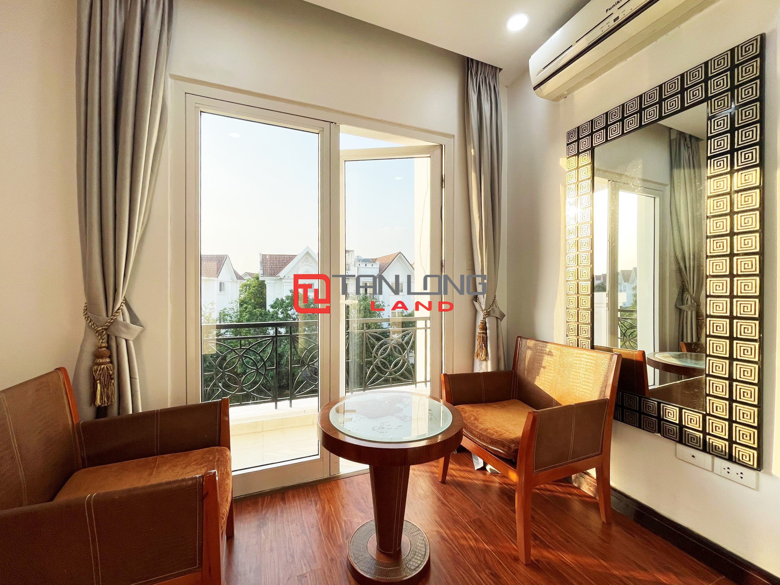 Cho thuê Biệt thự Song lập full nội thất 4 phòng ngủ tại Vinhomes Riverside 13