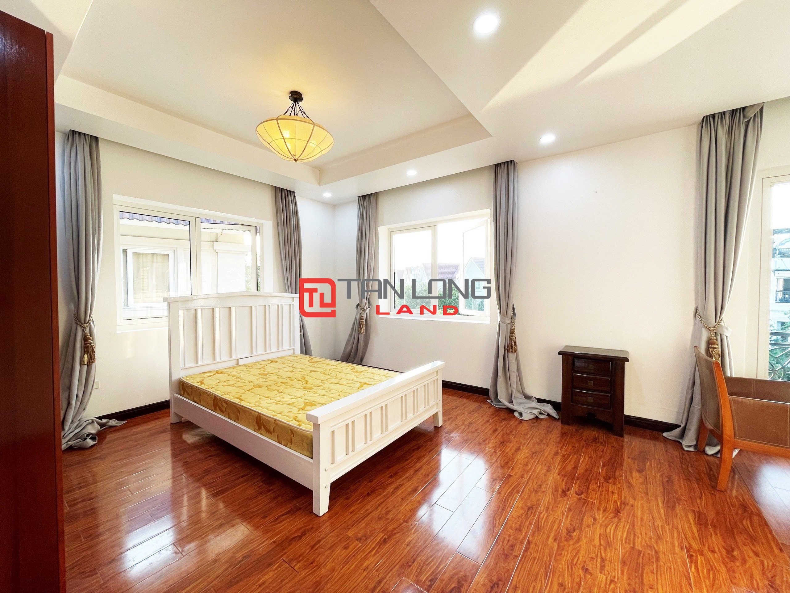 Cho thuê Biệt thự Song lập full nội thất 4 phòng ngủ tại Vinhomes Riverside 18