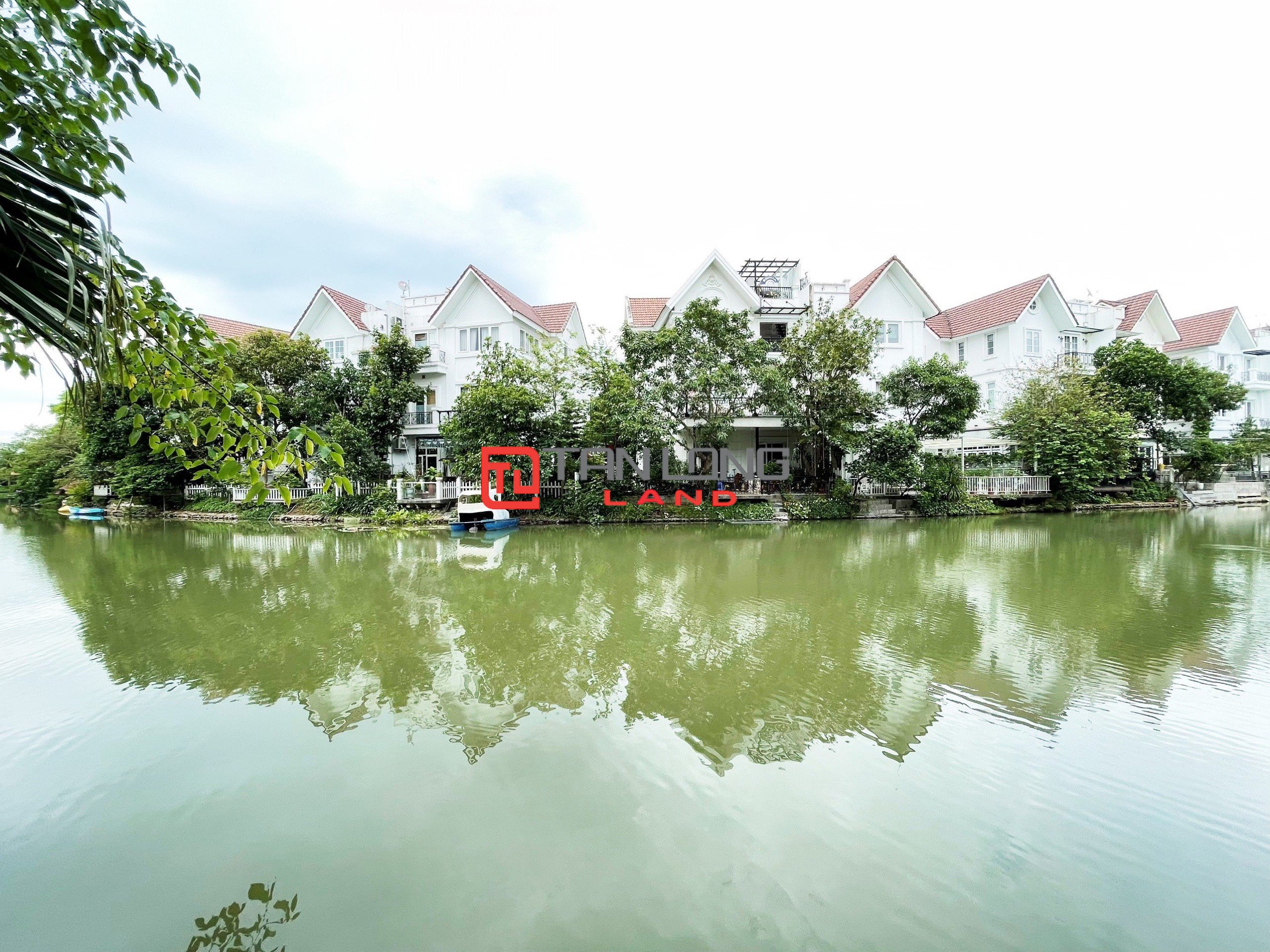 Cho thuê Biệt thự Song lập full nội thất 4 phòng ngủ tại Vinhomes Riverside 19