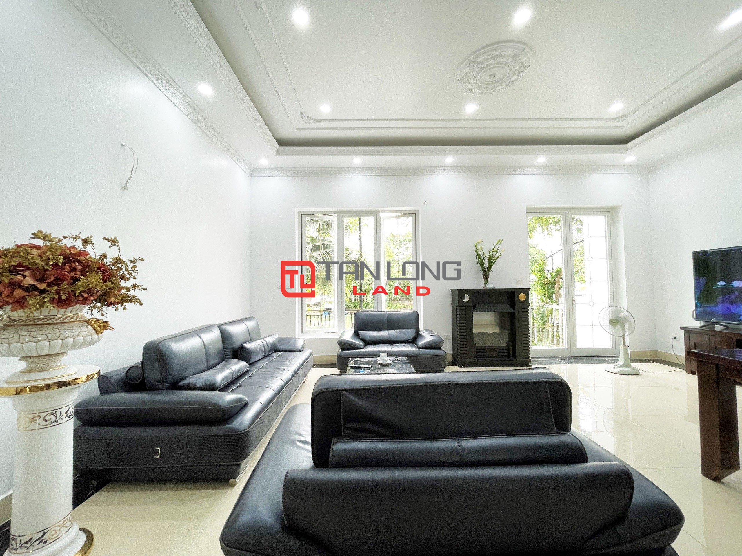 Cho thuê Biệt thự Song lập full nội thất 4 phòng ngủ tại Vinhomes Riverside 3