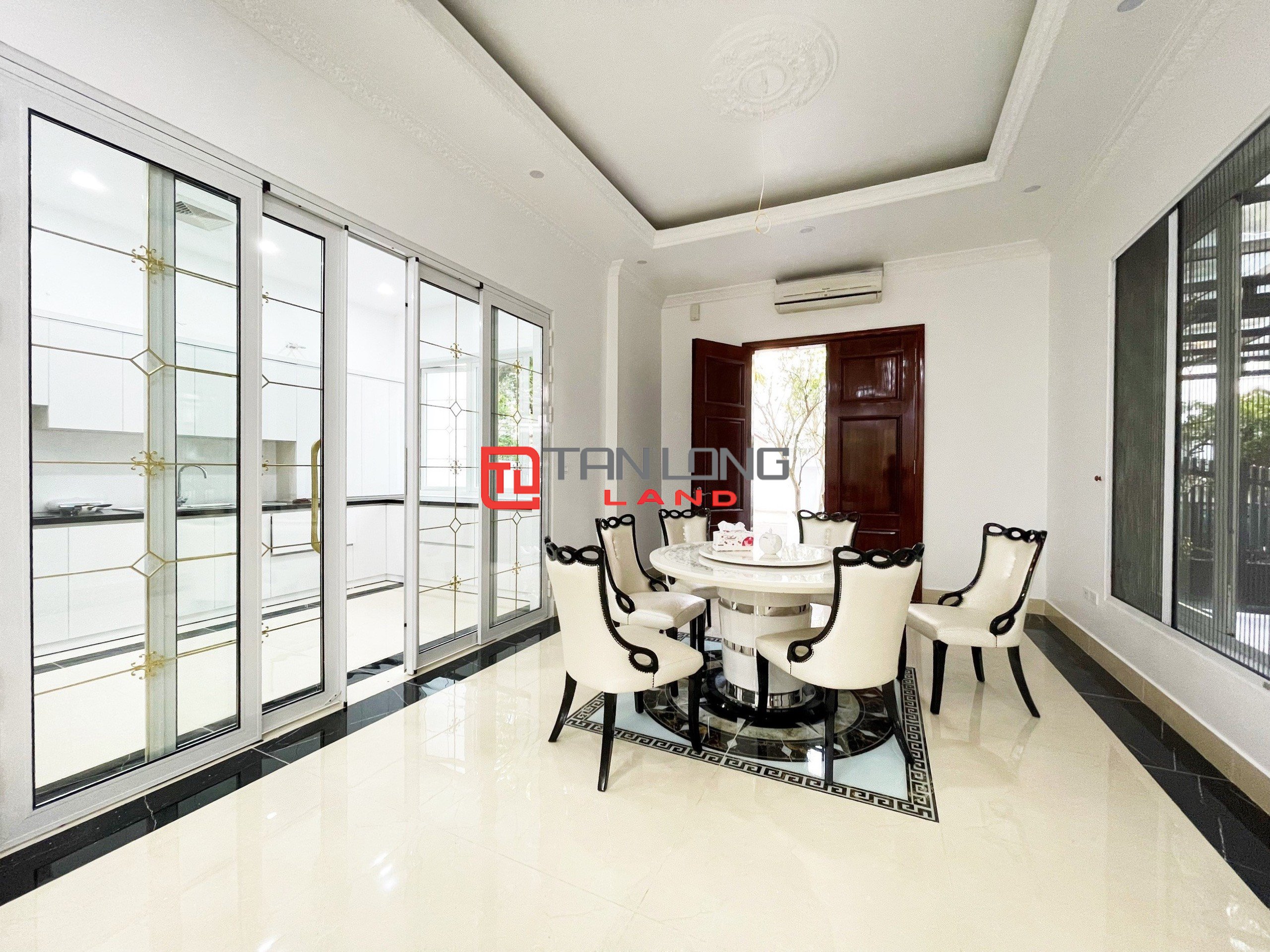 Cho thuê Biệt thự Song lập full nội thất 4 phòng ngủ tại Vinhomes Riverside 4