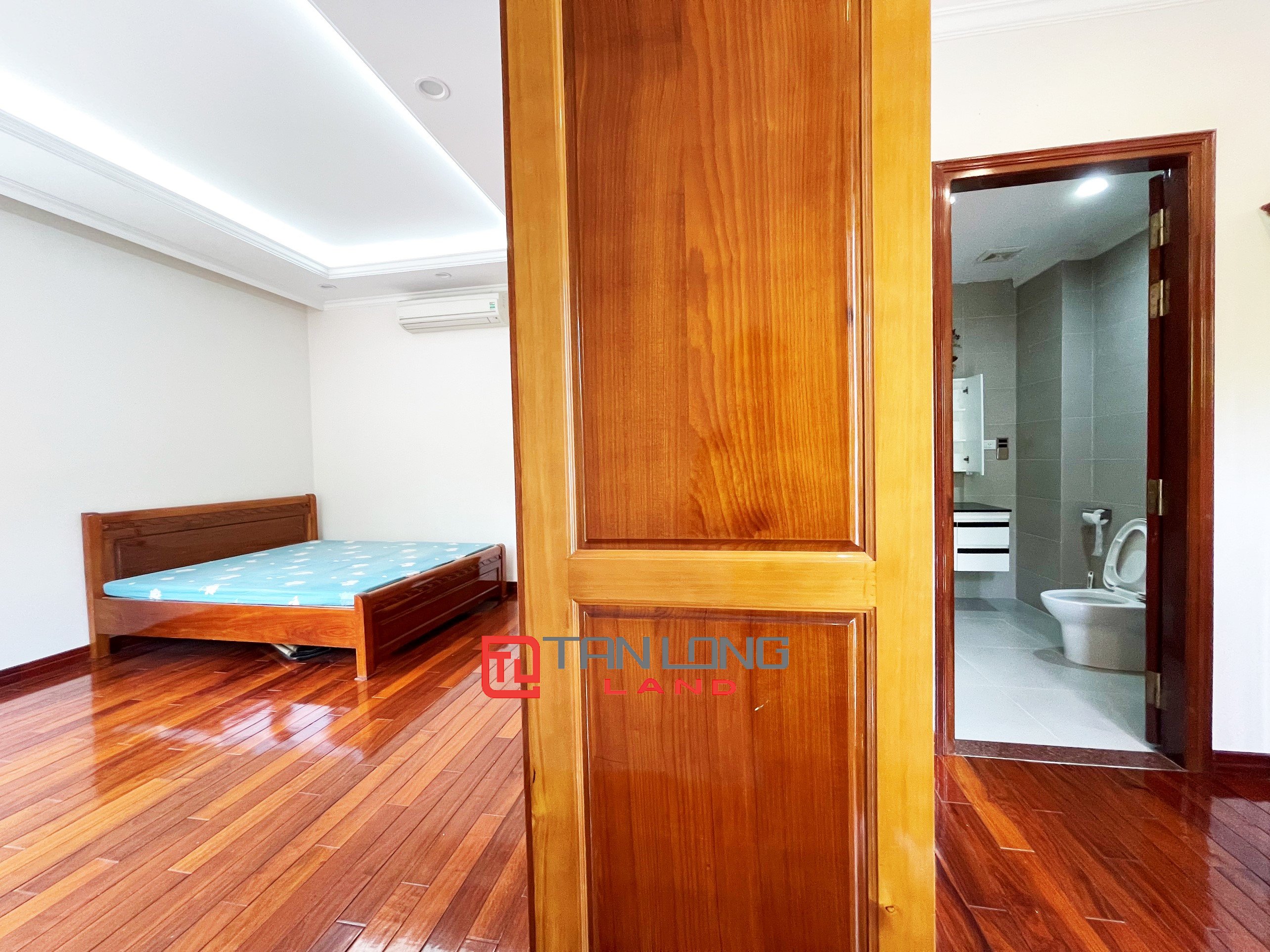 Cho thuê Biệt thự Song lập full nội thất gỗ cao cấp giá 40 triệu/tháng tại Vinhomes Riverside 10