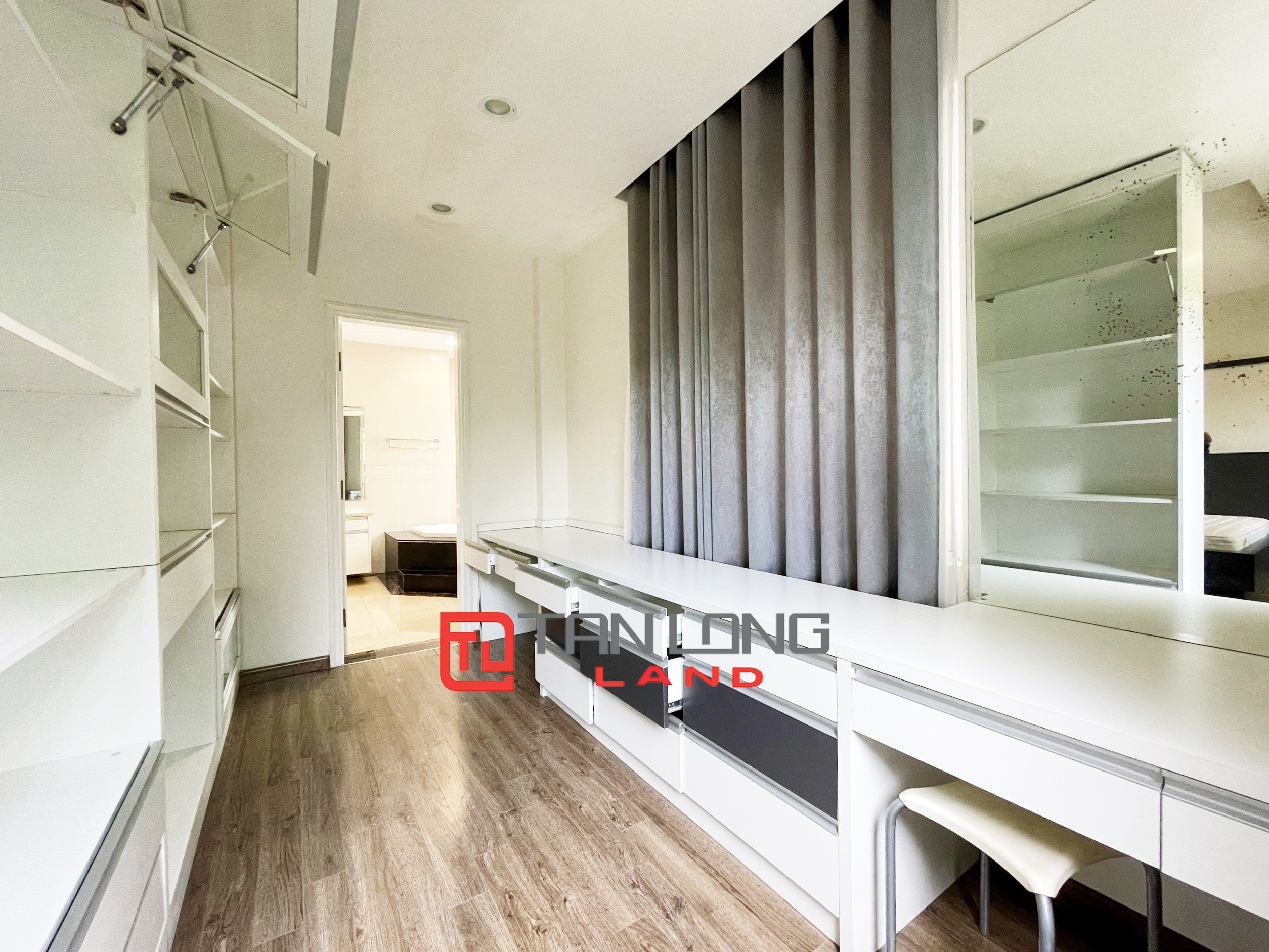Cho thuê Biệt thự Song lập full nội thất view sông sau nhà rộng thoáng mát tại Vinhomes Riverside 12
