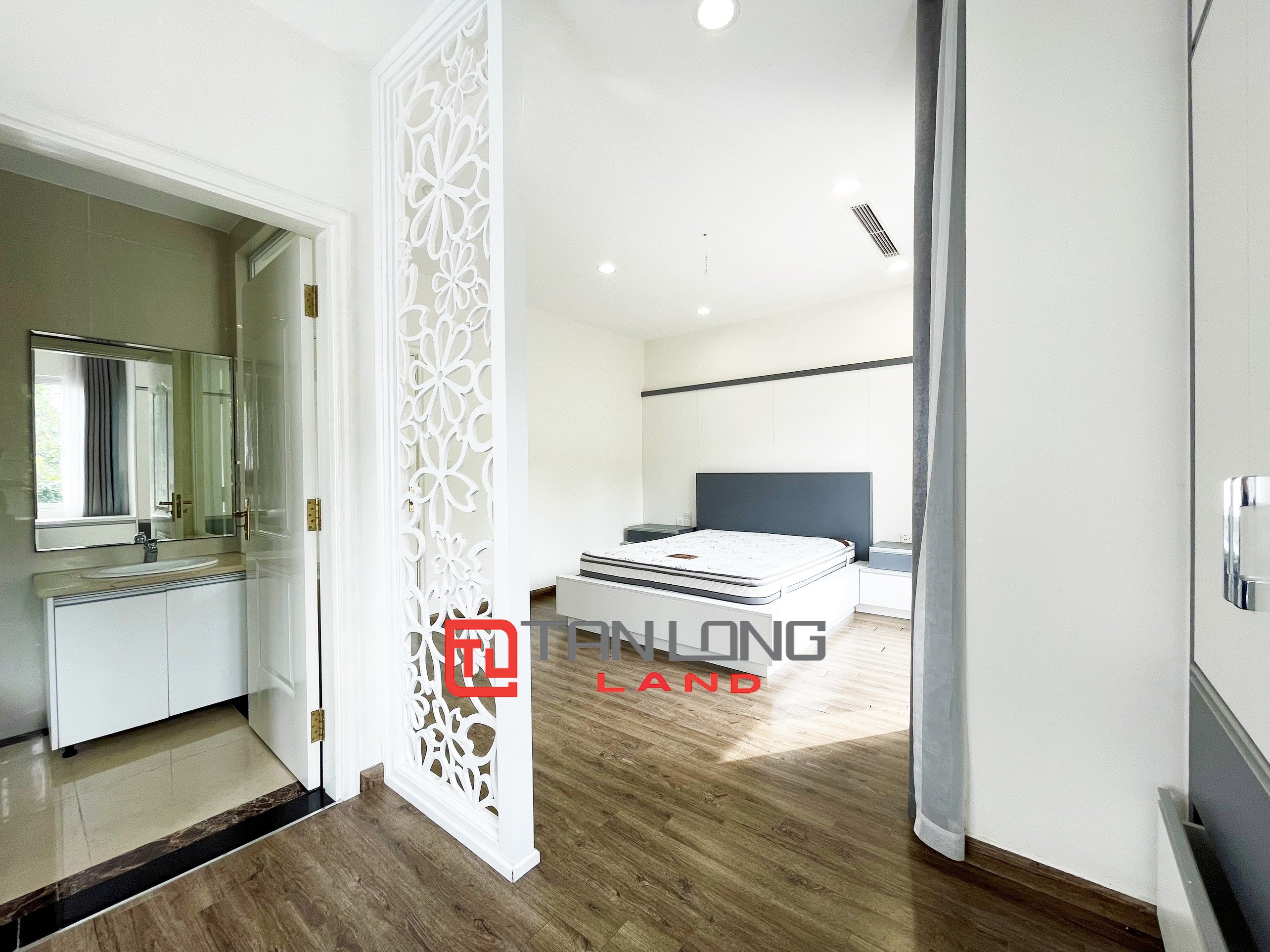 Cho thuê Biệt thự Song lập full nội thất view sông sau nhà rộng thoáng mát tại Vinhomes Riverside 13
