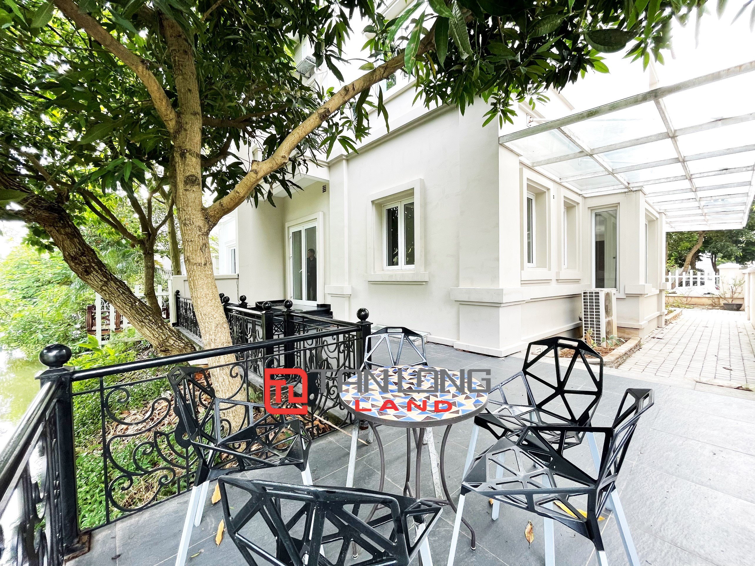Cho thuê Biệt thự Song lập full nội thất view sông sau nhà rộng thoáng mát tại Vinhomes Riverside 8