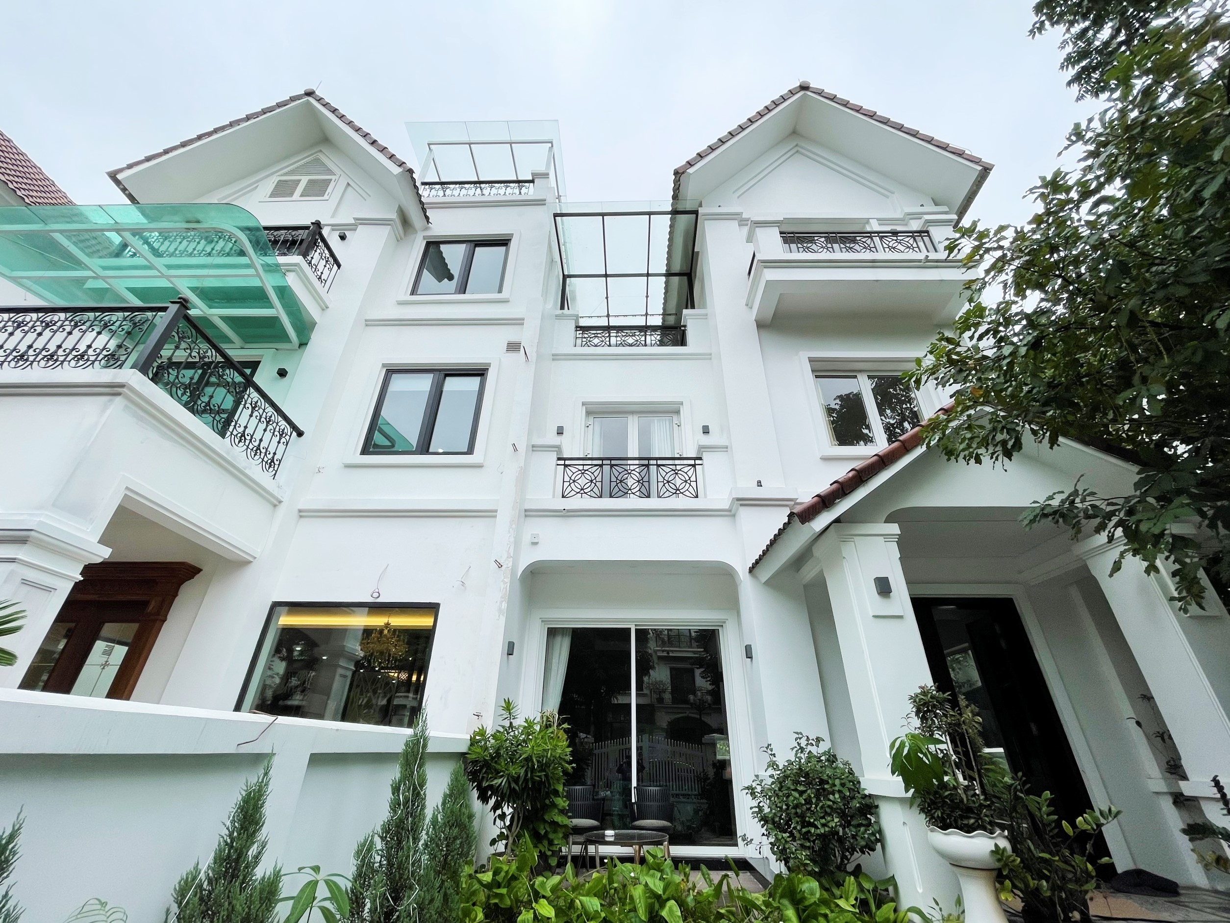 Cho thuê biệt thự song lập hoàn thiện đẹp dãy Hoa Sữa Vinhomes Riversdie Long Biên 1