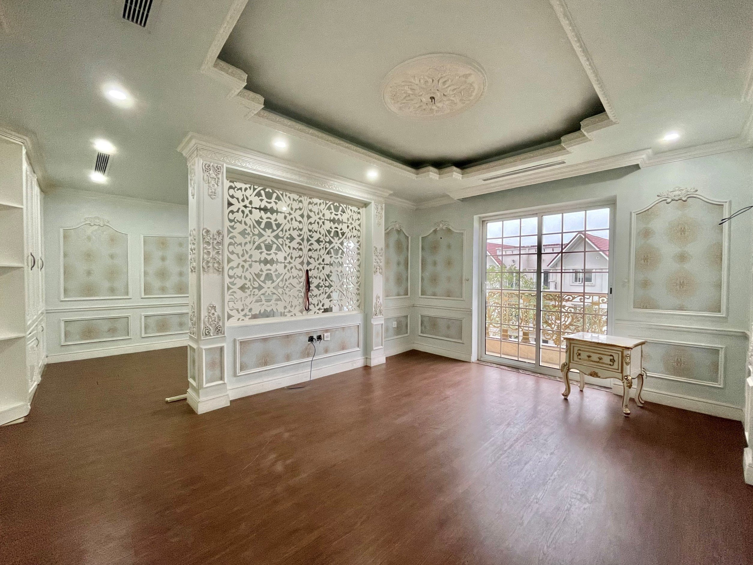 Cho thuê Biệt thự song lập hoàn thiện nội thất cao cấp tại Vinhomes Riverside- Long Biên 6