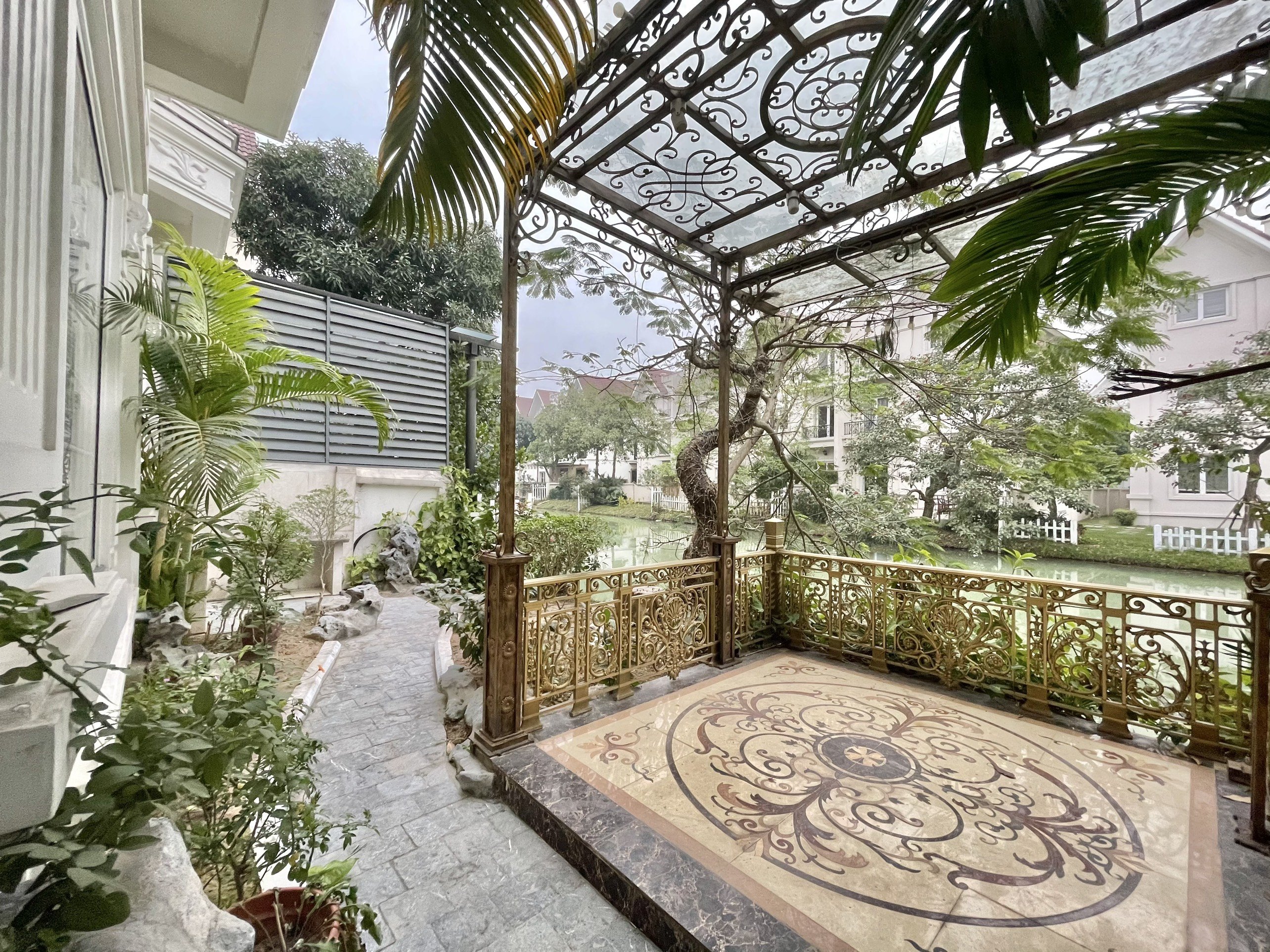 Cho thuê Biệt thự song lập hoàn thiện nội thất cao cấp tại Vinhomes Riverside- Long Biên 7