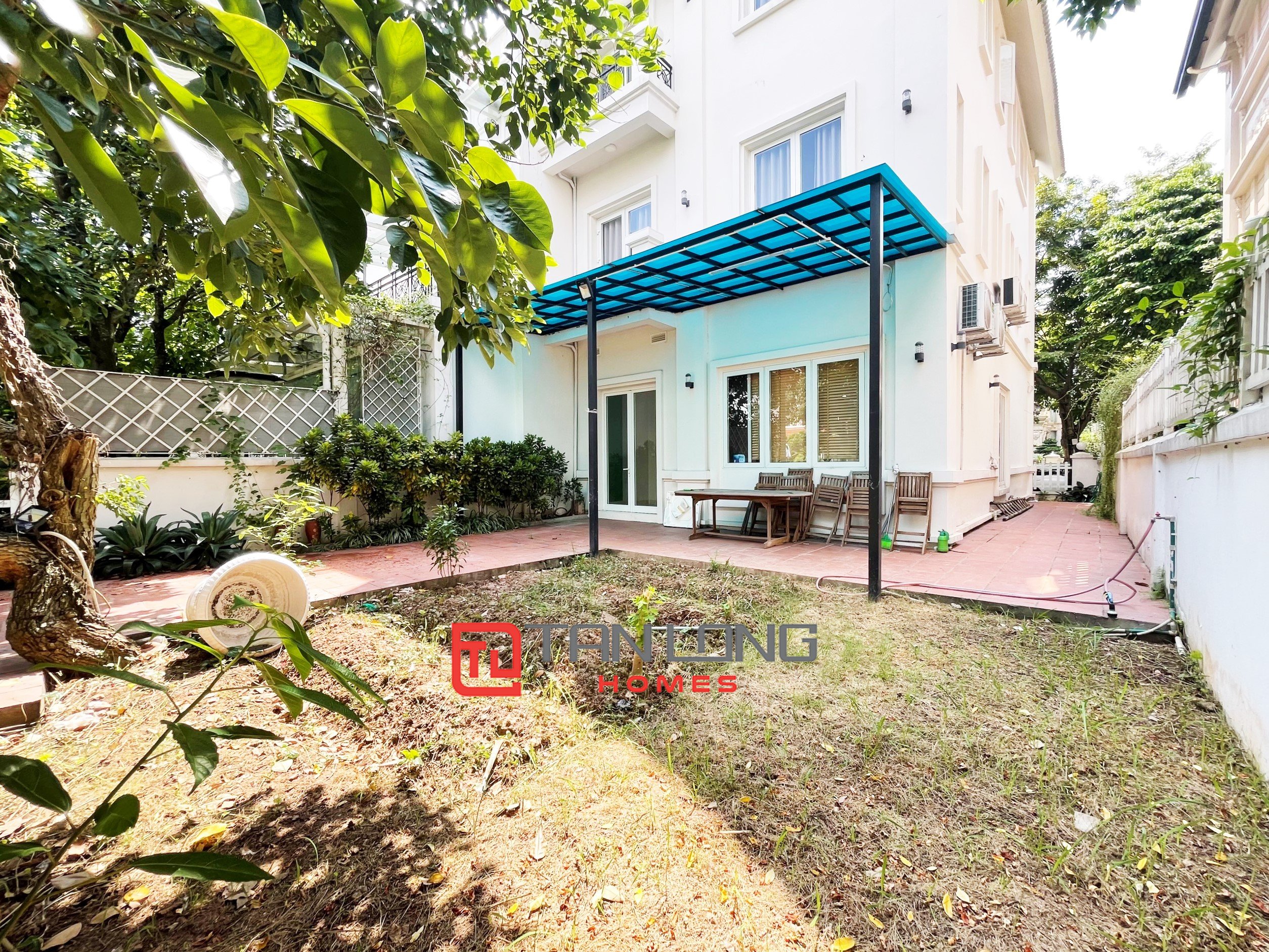 Cho thuê Biệt thự Song lập sân vườn 4 phòng ngủ full nội thất tại Vinhomes Riverside 13