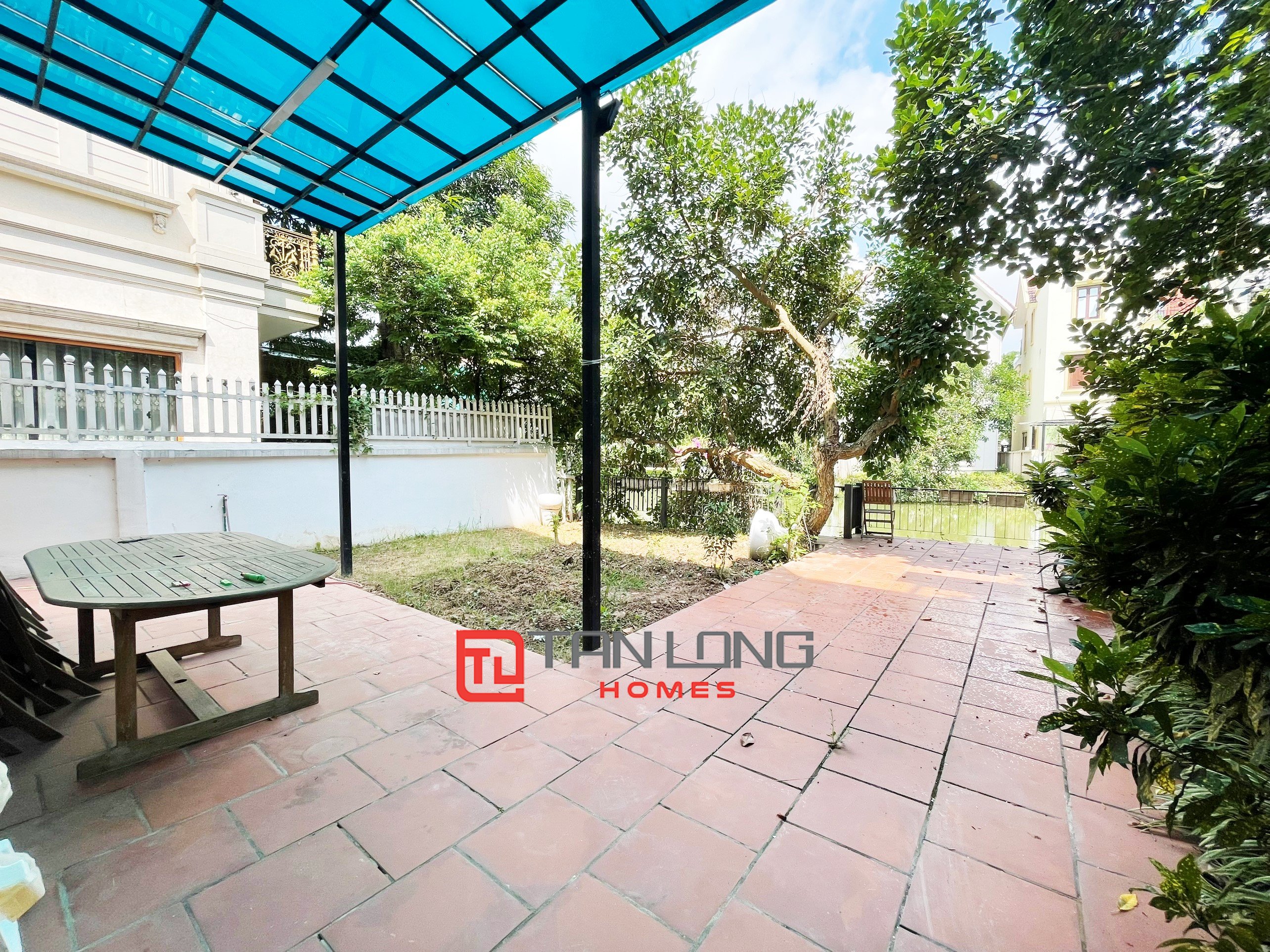 Cho thuê Biệt thự Song lập sân vườn 4 phòng ngủ full nội thất tại Vinhomes Riverside 14
