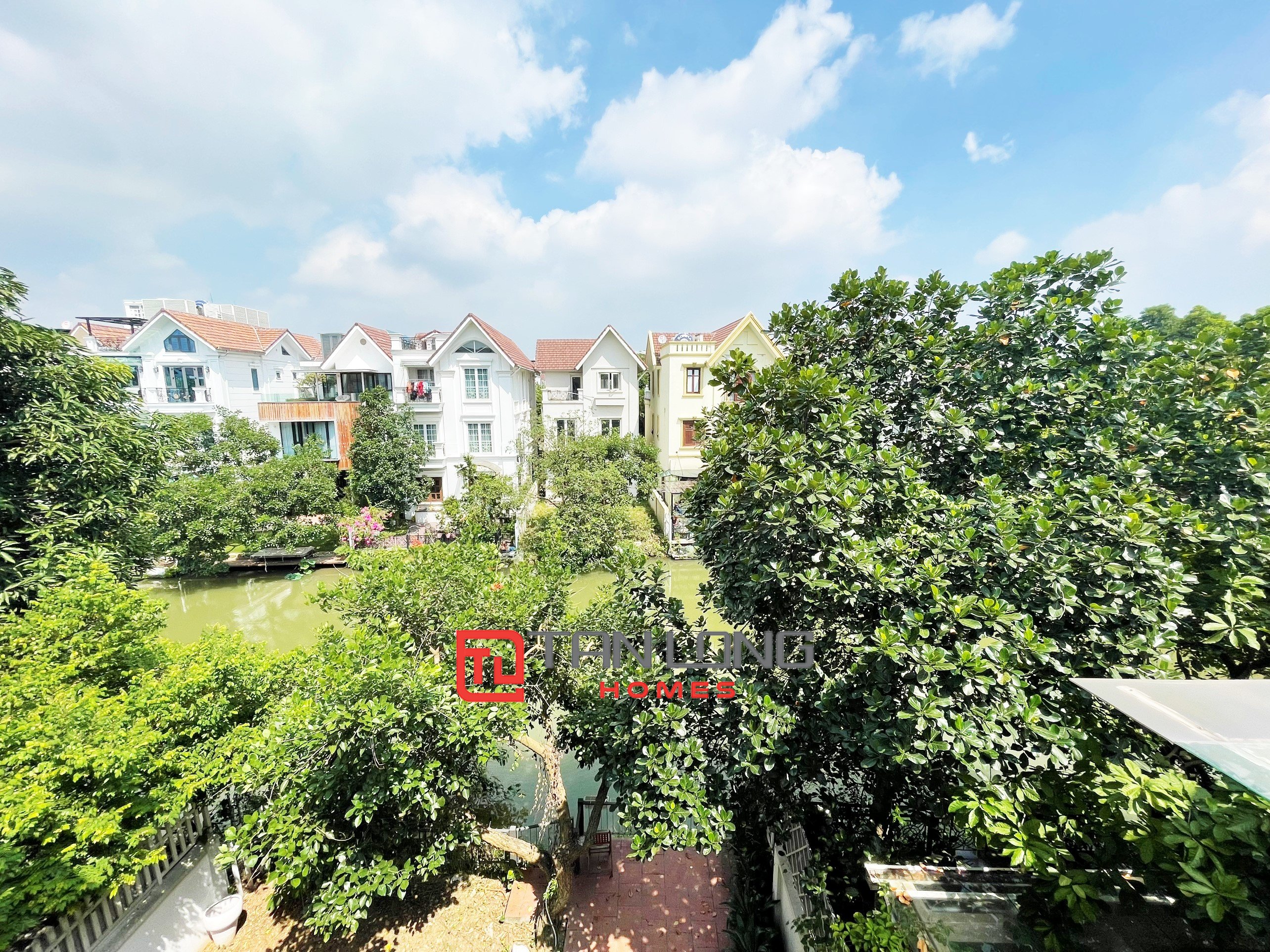 Cho thuê Biệt thự Song lập sân vườn 4 phòng ngủ full nội thất tại Vinhomes Riverside 15