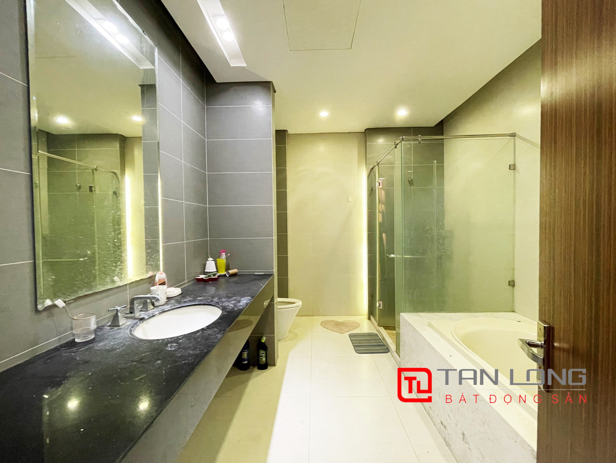 Cho thuê biệt thự song lập sân vườn rộng tại Vinhomes Riverside 16