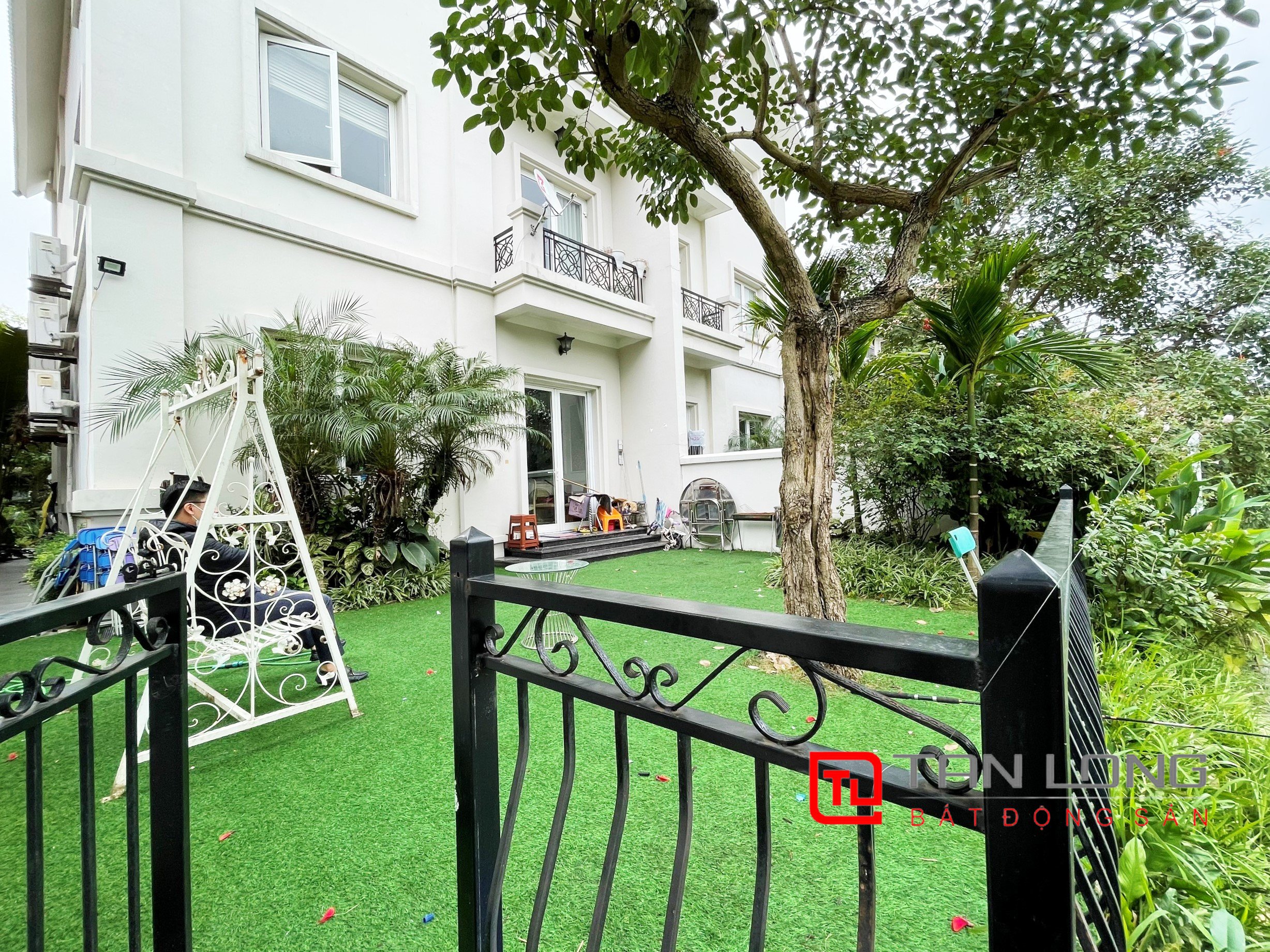 Cho thuê biệt thự song lập sân vườn rộng tại Vinhomes Riverside 17