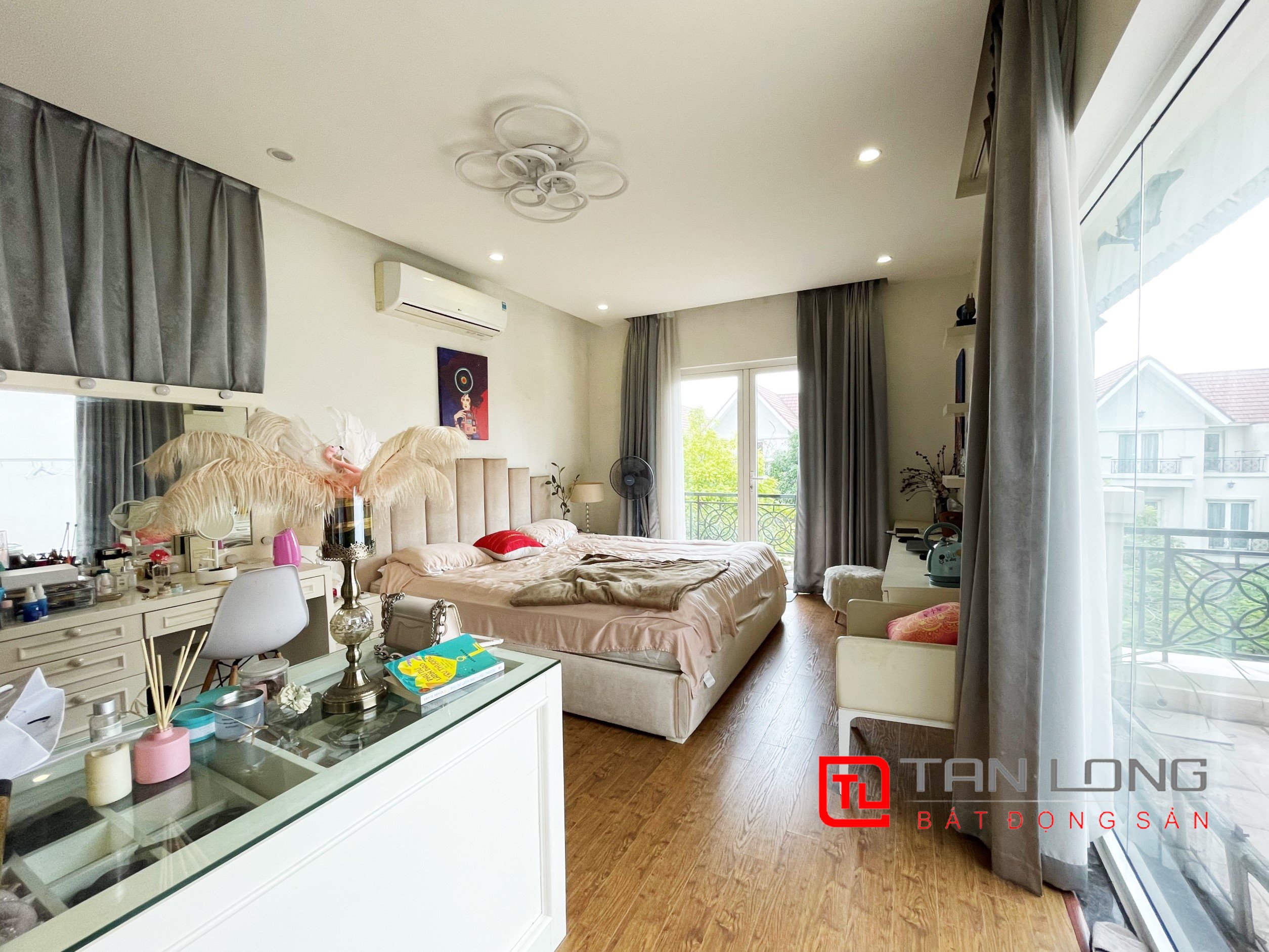 Cho thuê biệt thự song lập sân vườn rộng tại Vinhomes Riverside 6