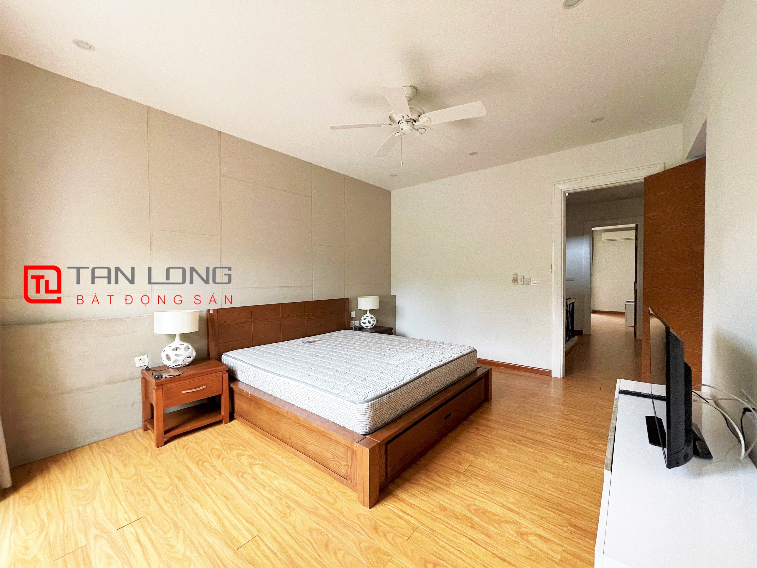 Cho thuê Biệt thự song lập view ngã 3 sông tại Vinhomes Riverside 11