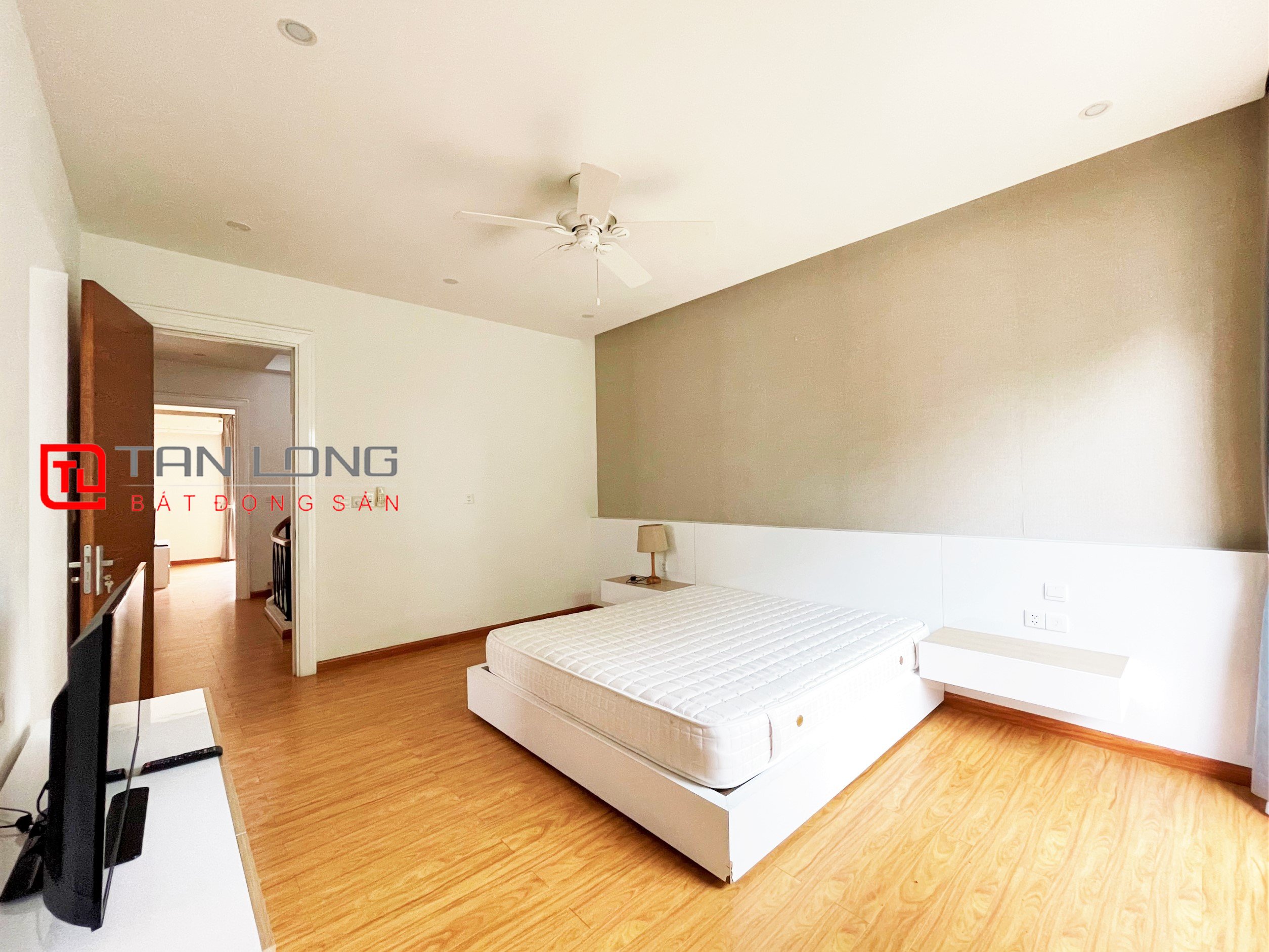 Cho thuê Biệt thự song lập view ngã 3 sông tại Vinhomes Riverside 15
