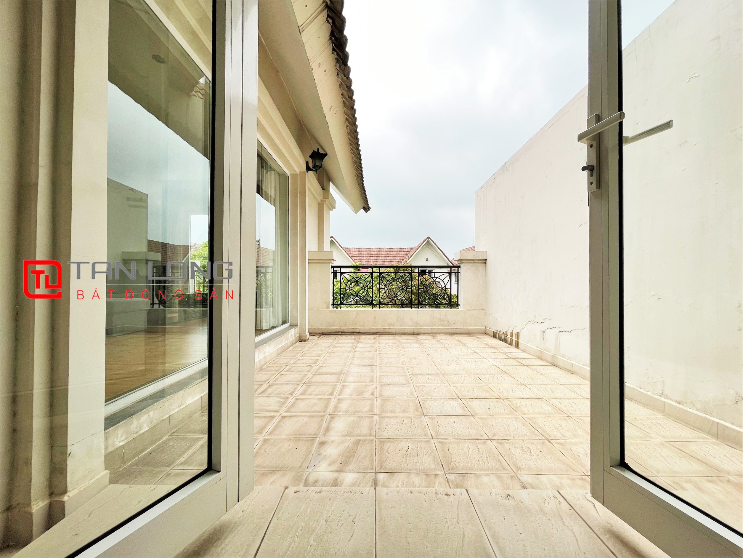 Cho thuê Biệt thự song lập view ngã 3 sông tại Vinhomes Riverside 19