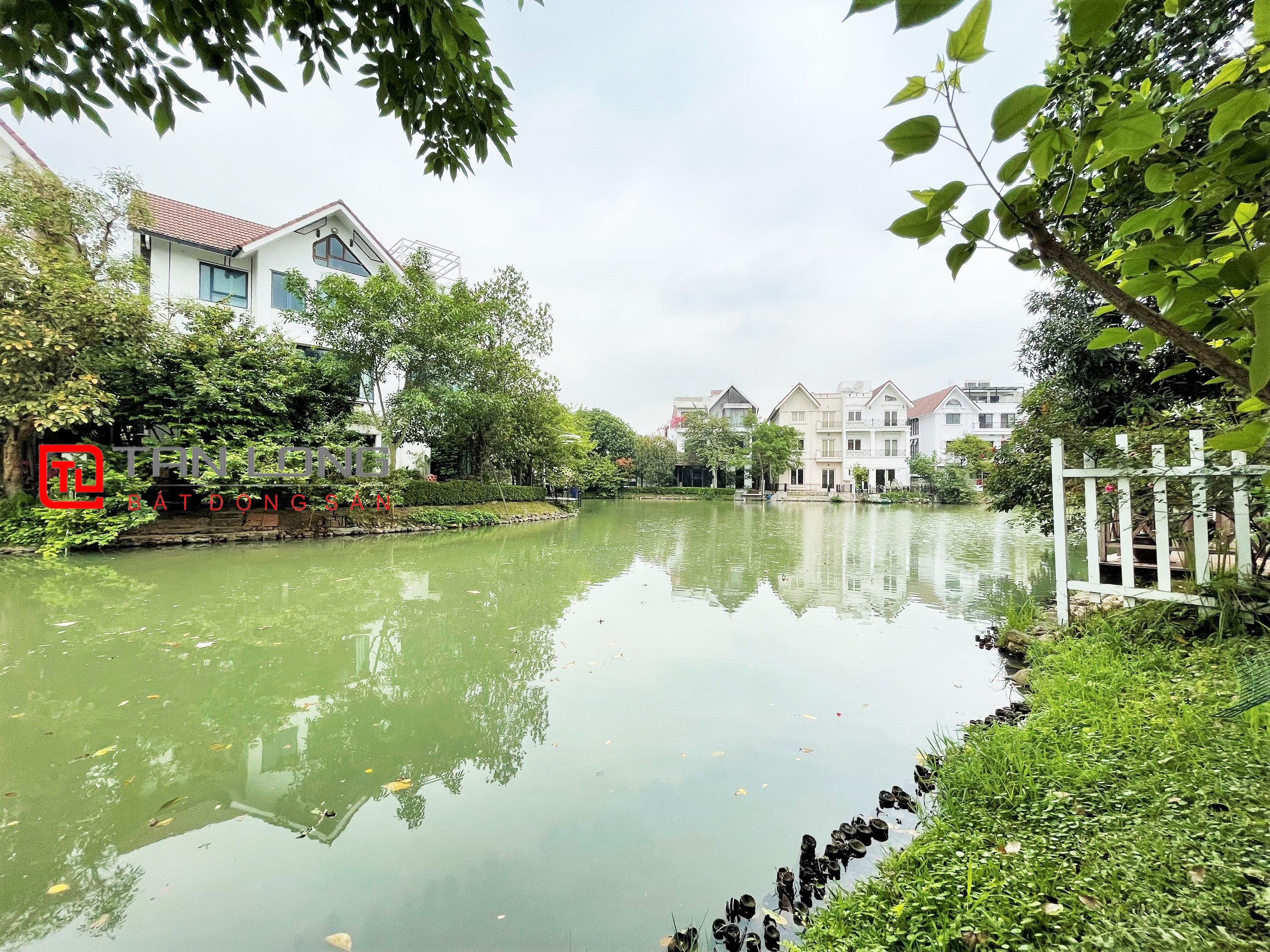Cho thuê Biệt thự song lập view ngã 3 sông tại Vinhomes Riverside 27