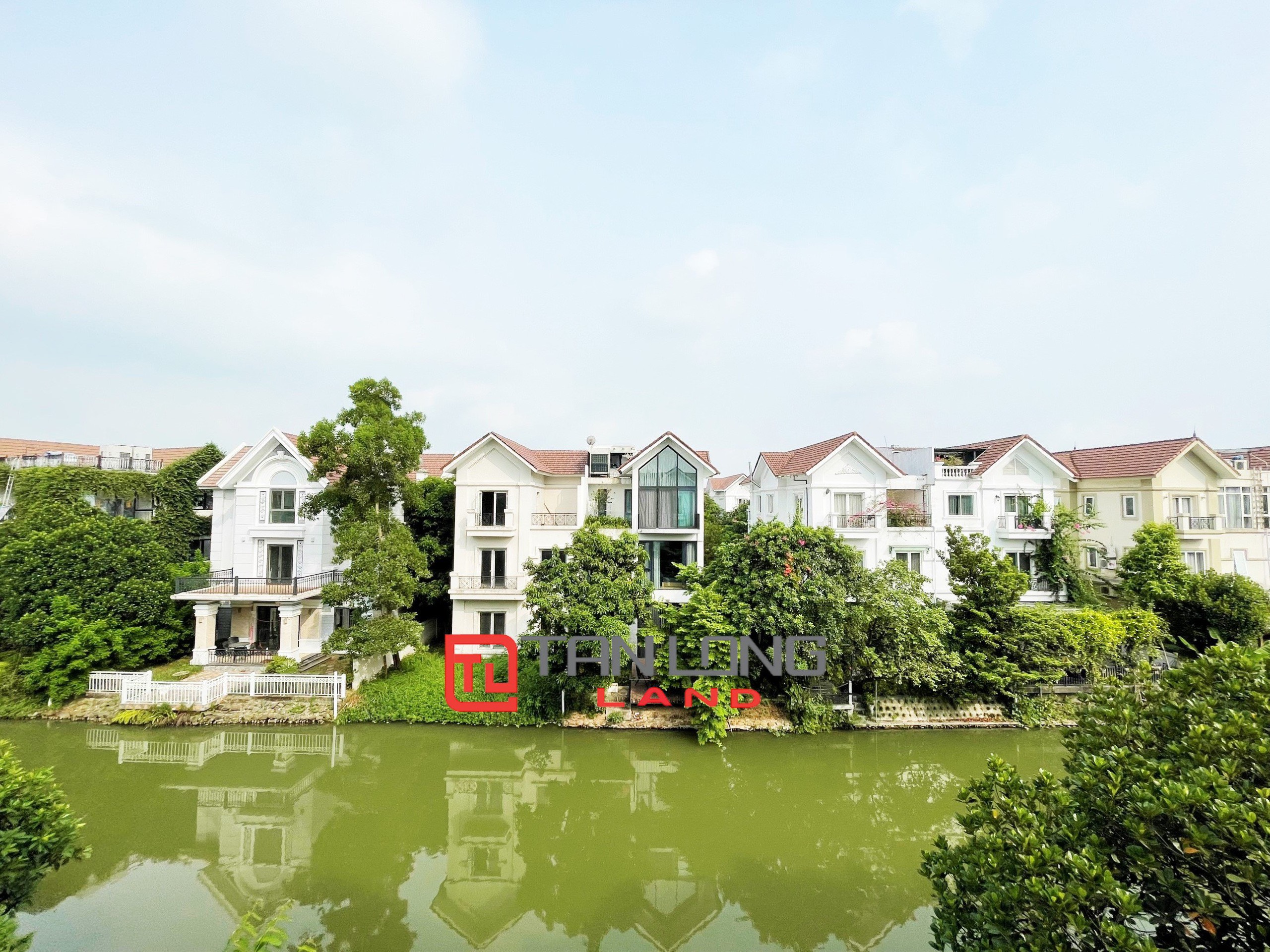 Cho thuê Biệt thự Song lập view sông hoàn thiện full nội thất tại Vinhomes Riverside 18