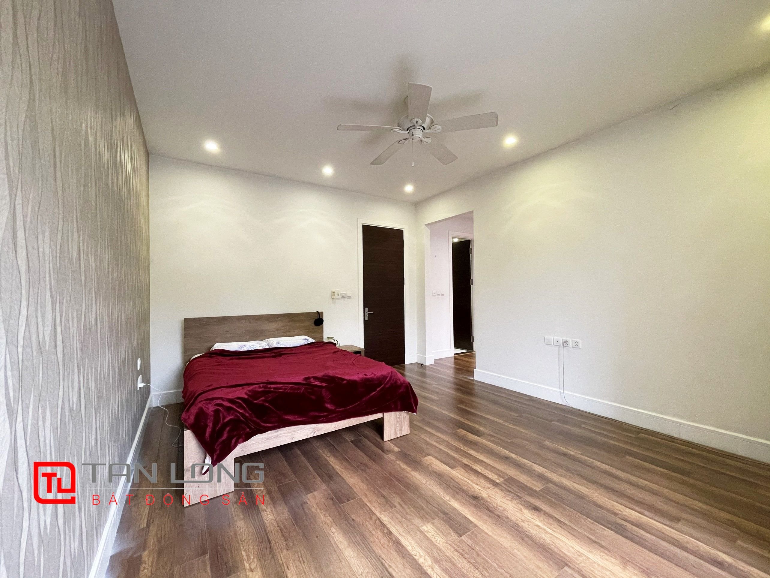 Cho thuê biệt thự song lập view sông trước nhà tại Vinhomes Riverside 11