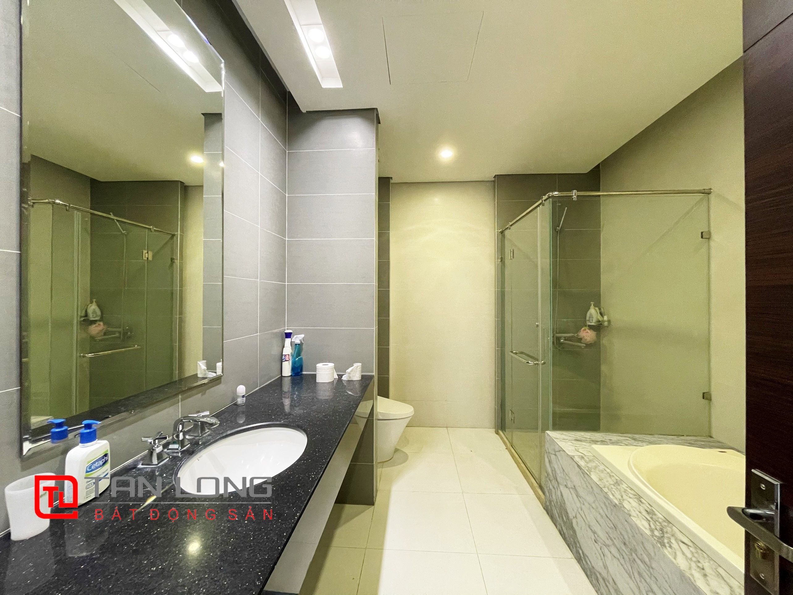 Cho thuê biệt thự song lập view sông trước nhà tại Vinhomes Riverside 13
