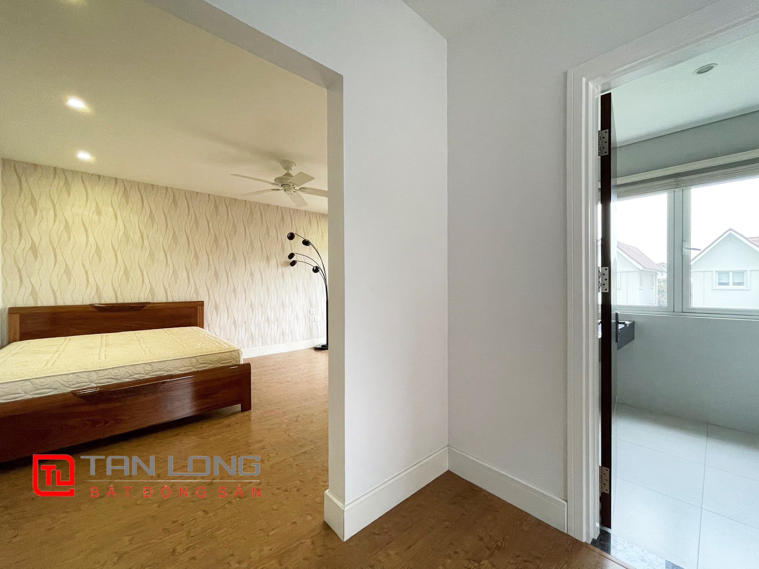 Cho thuê biệt thự song lập view sông trước nhà tại Vinhomes Riverside 15