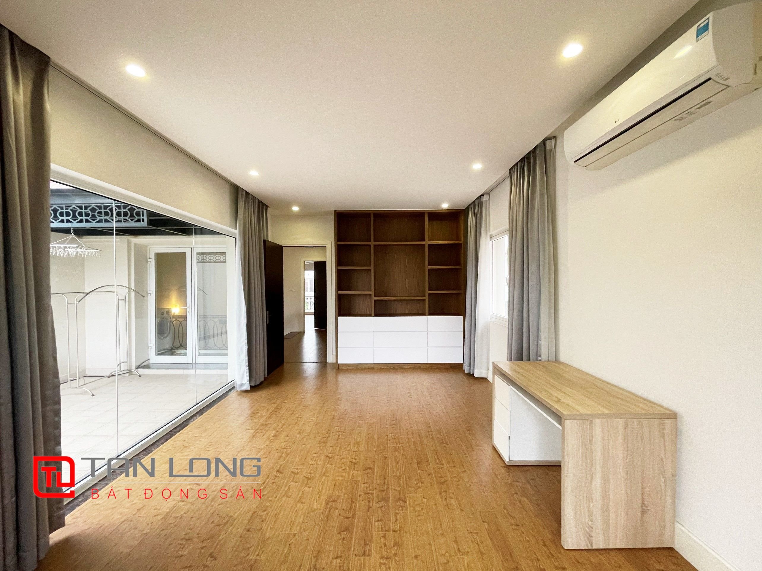 Cho thuê biệt thự song lập view sông trước nhà tại Vinhomes Riverside 16